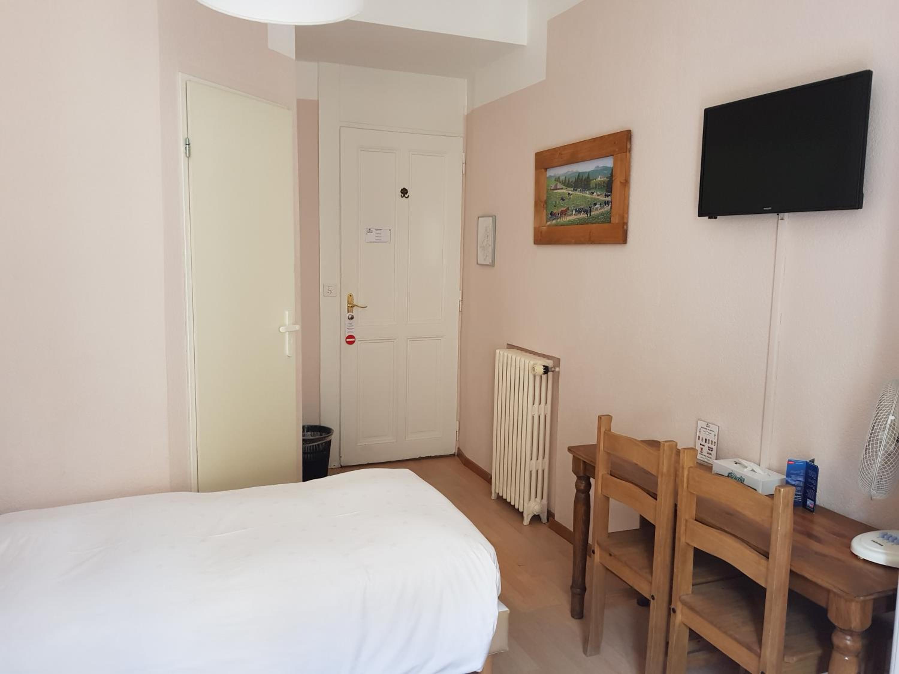 Twin Room - Photo 17