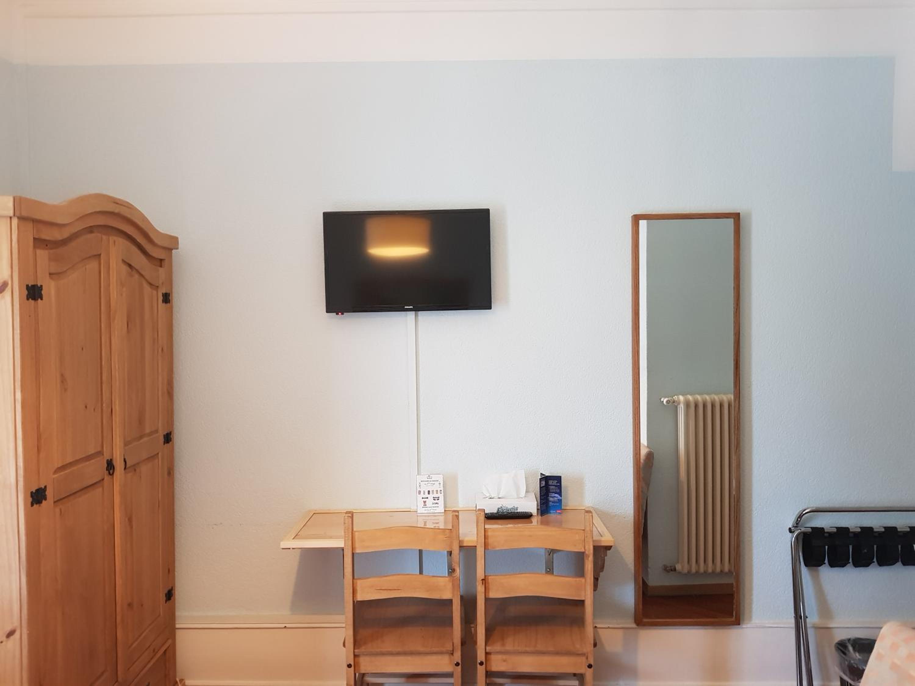 Twin Room - Photo 12