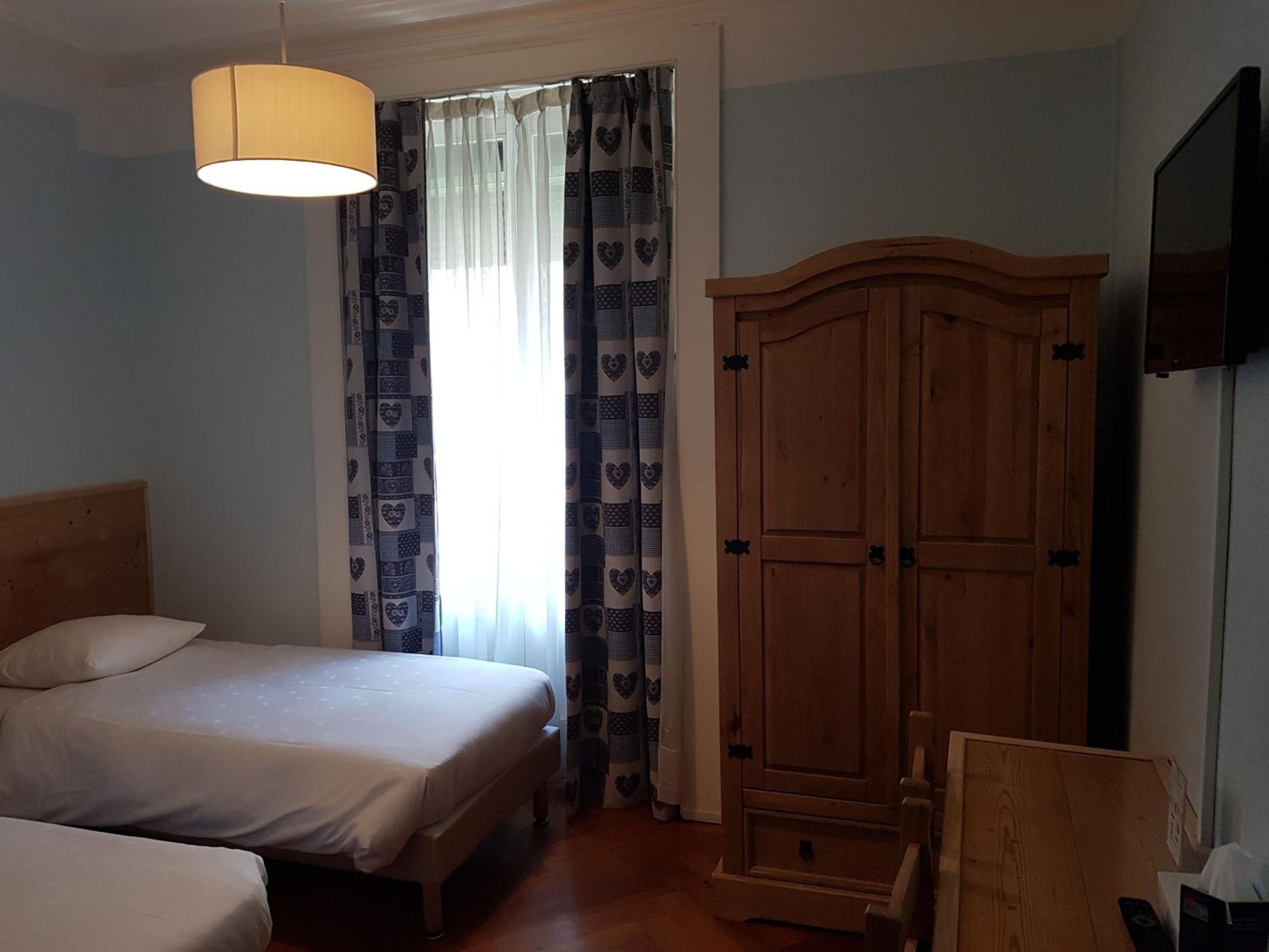 Twin Room - Photo 11