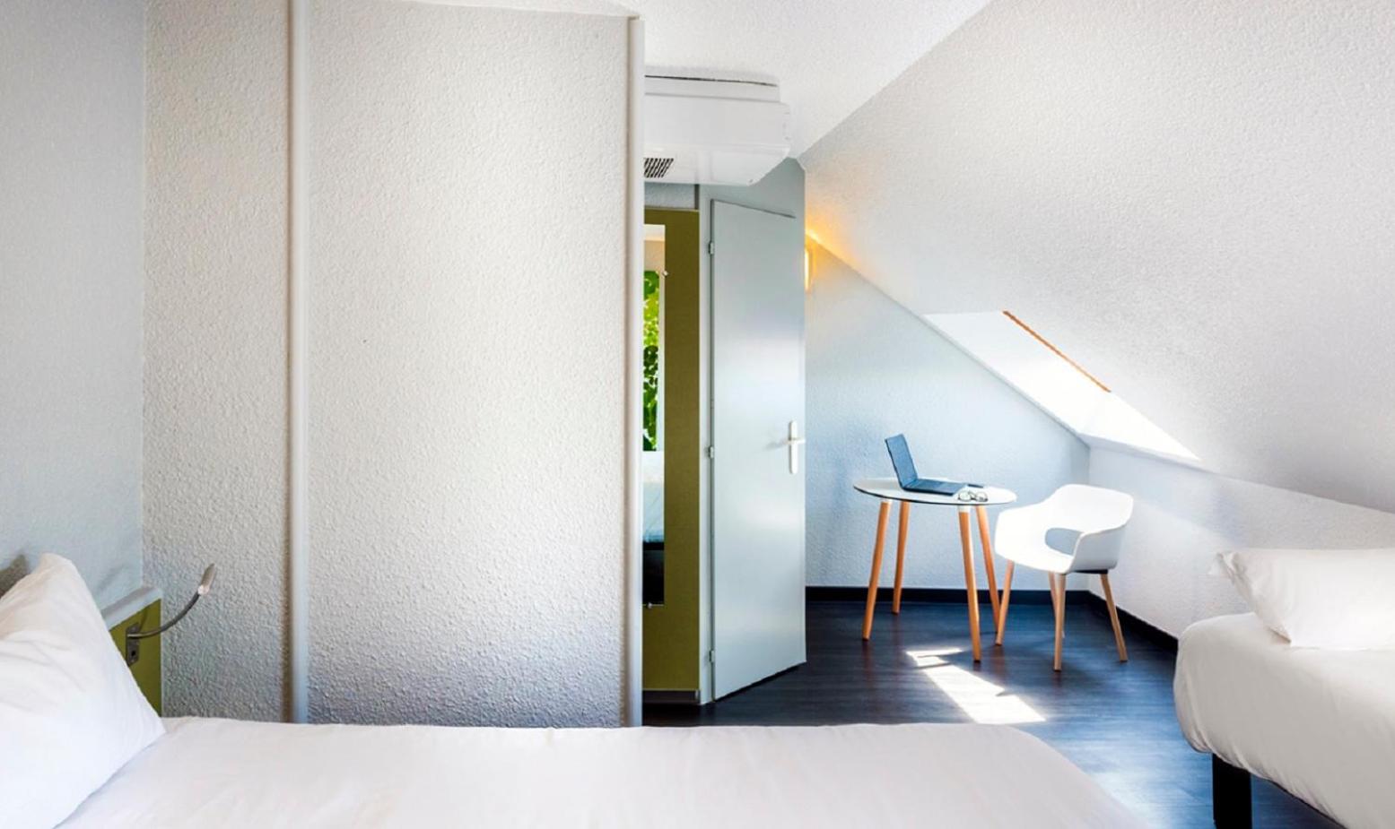 Standard Room with One Double Bed and One Single Bed - Photo 2