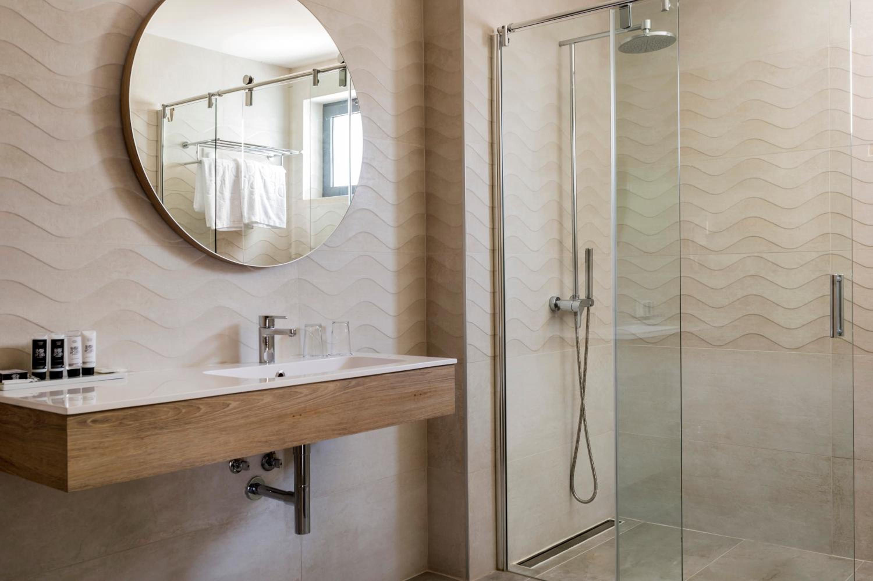 Standard Double or Twin Room - Photo 7