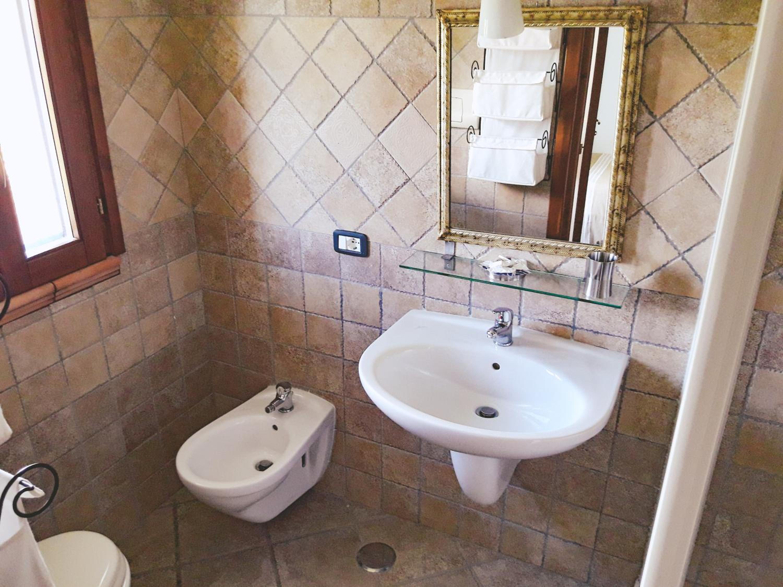 Quadruple Room with Private Bathroom photo 2