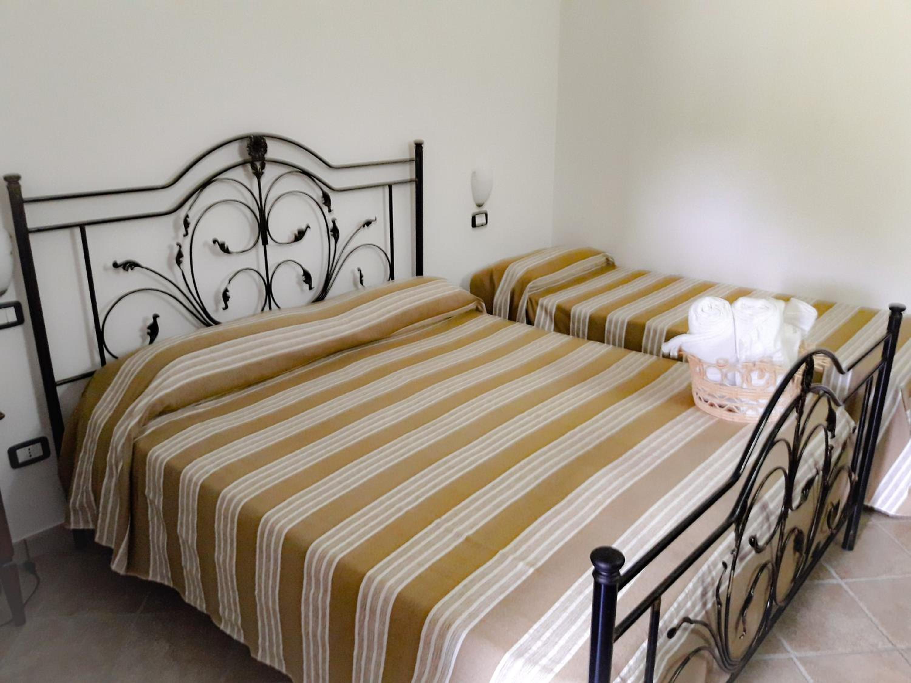 Quadruple Room with Private Bathroom photo 3
