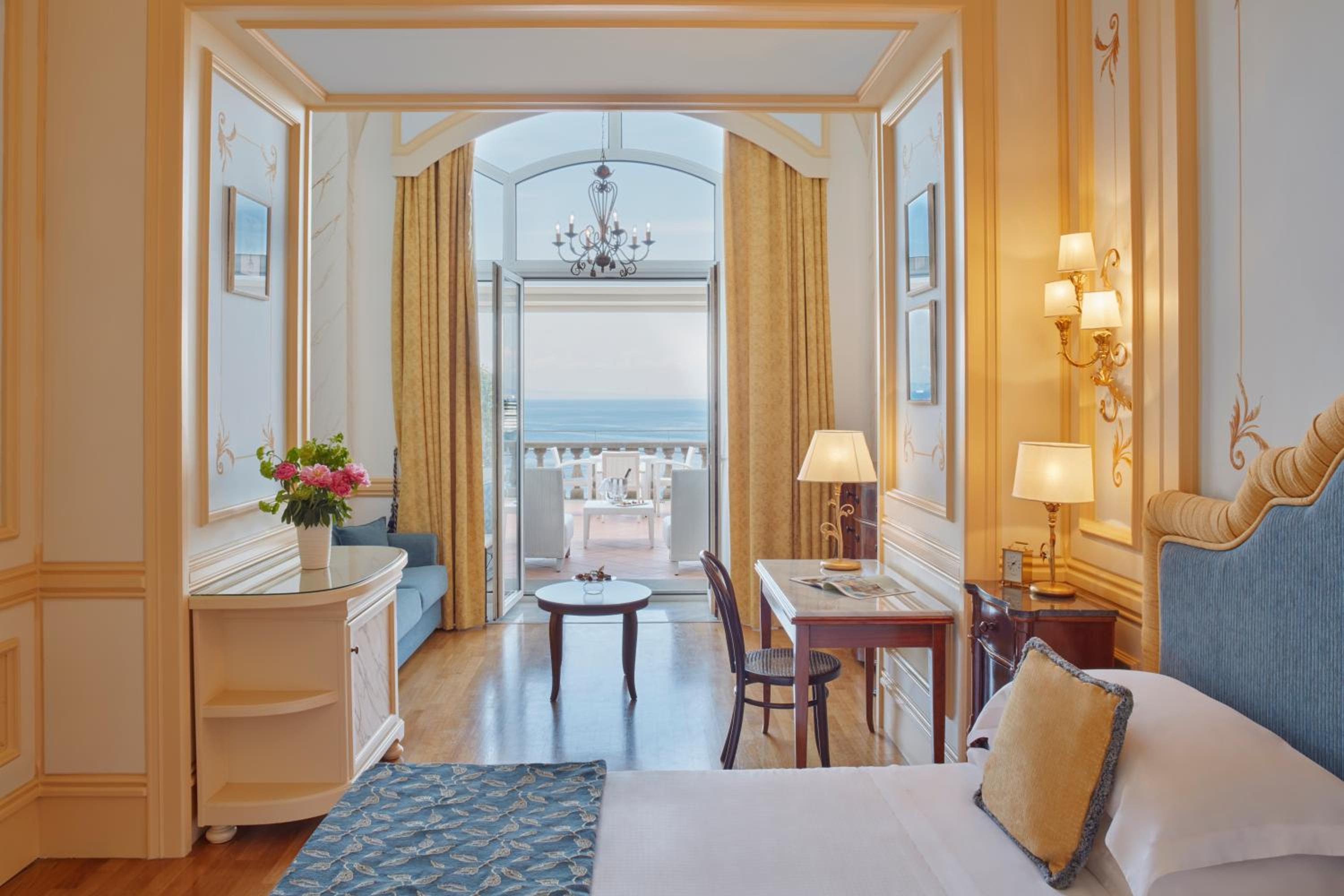 Junior Suite Deluxe with Sea View - Photo 1