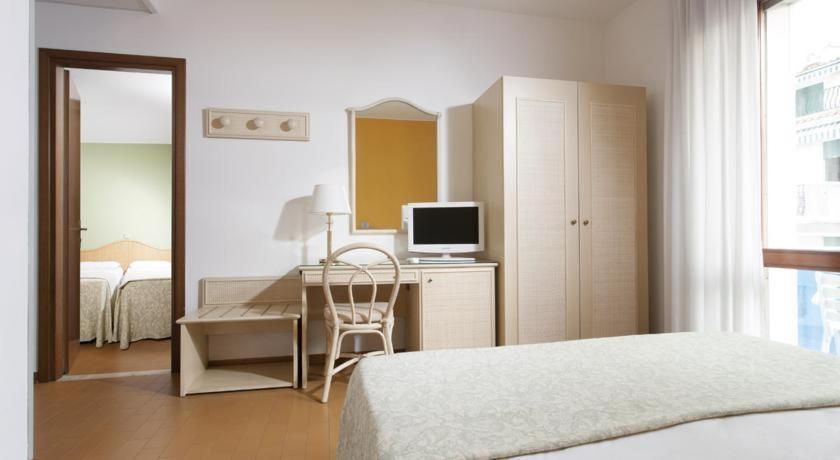 Family Room (2 Adults + 2 Children)
