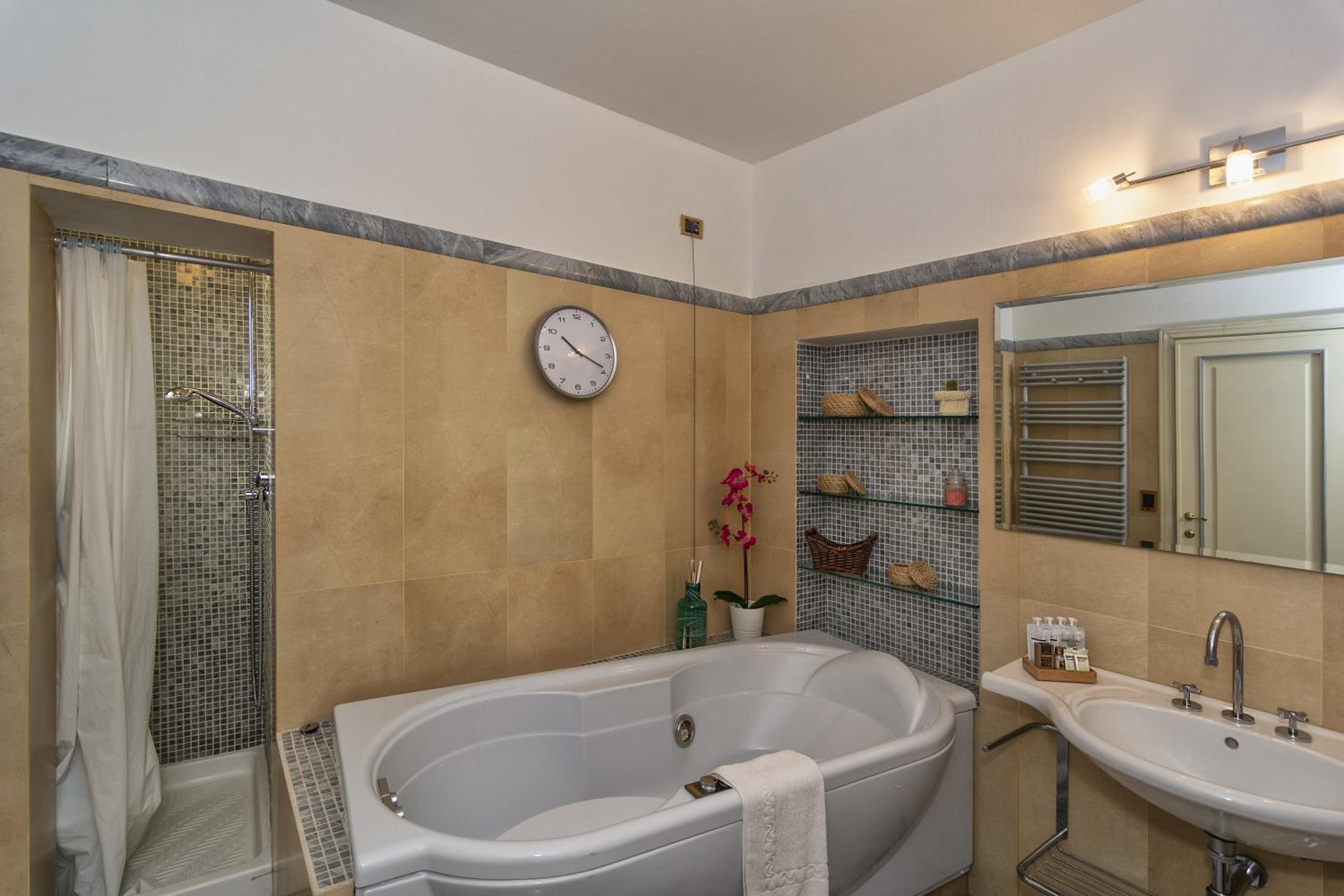 King Room with Spa Bath - Photo 8