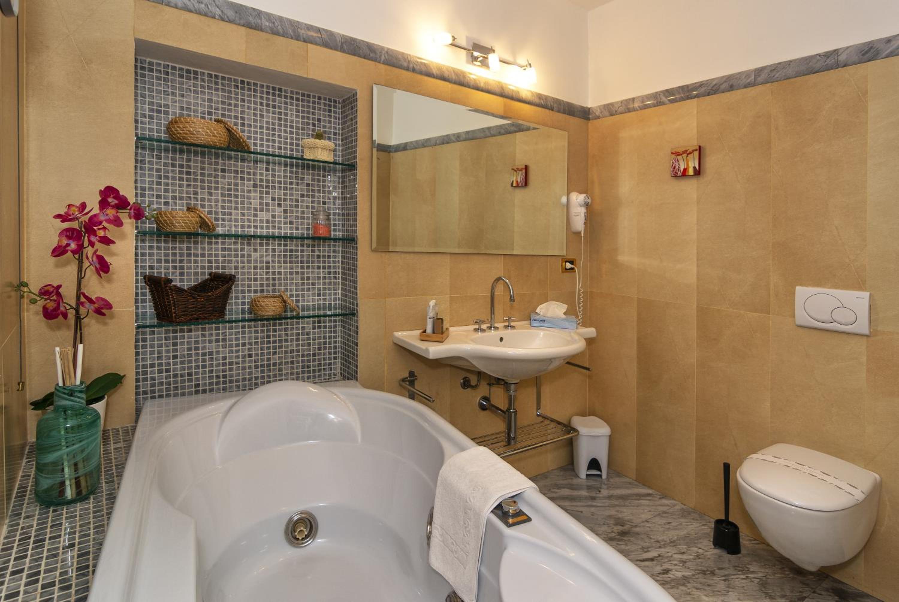 King Room with Spa Bath - Photo 7