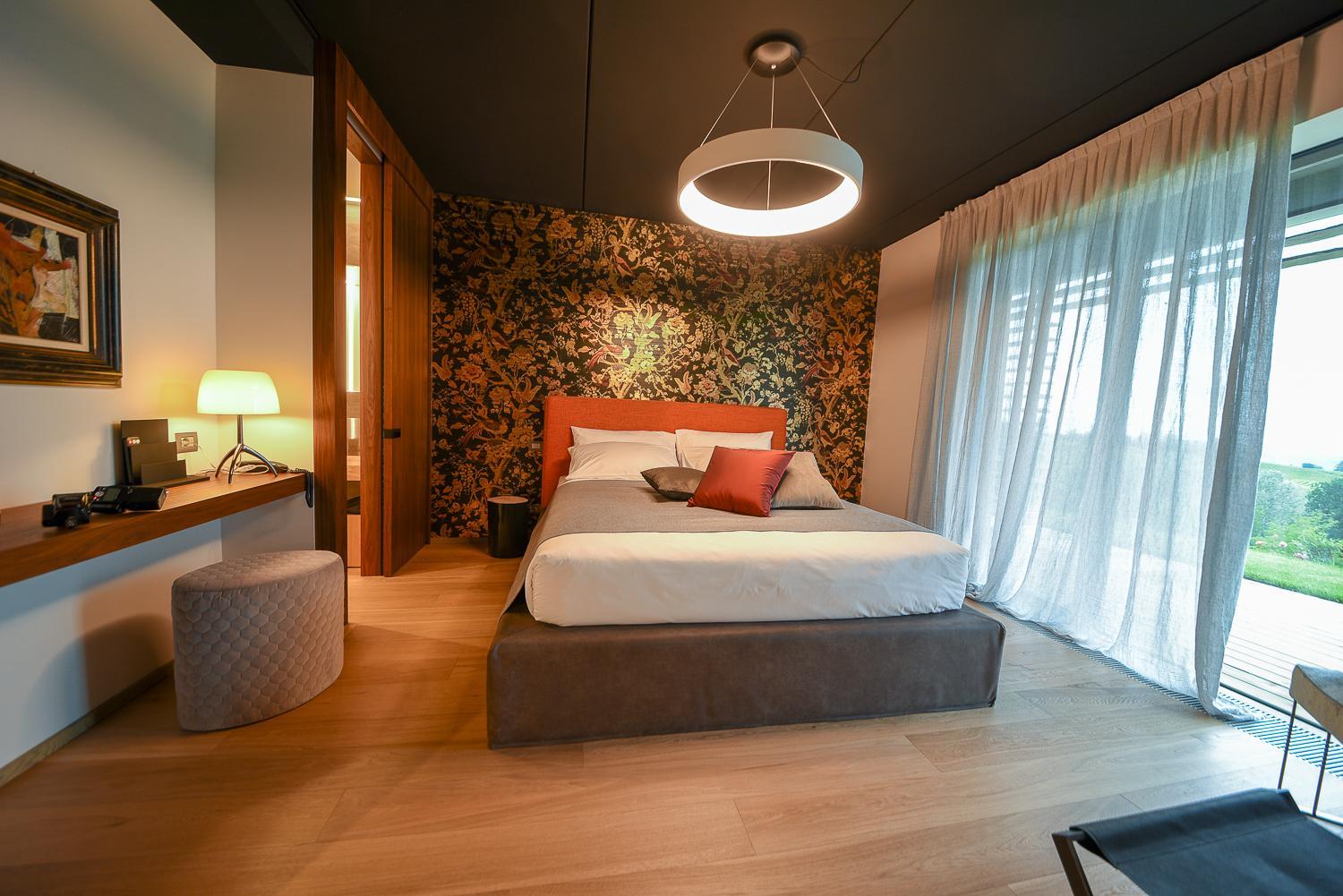 Deluxe Double Room with Bath - Photo 7