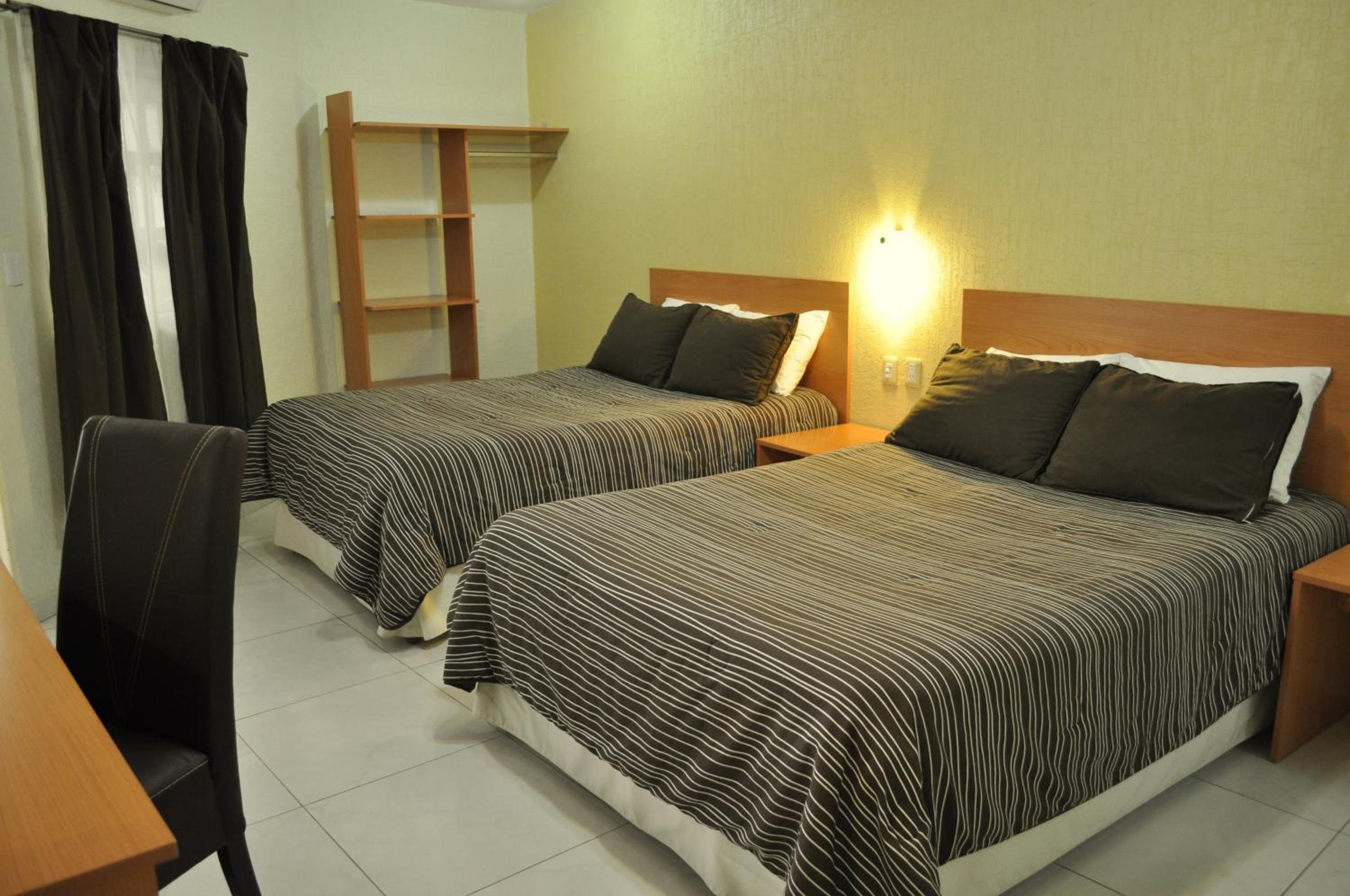 Double Room with Two Double Beds - Photo 2