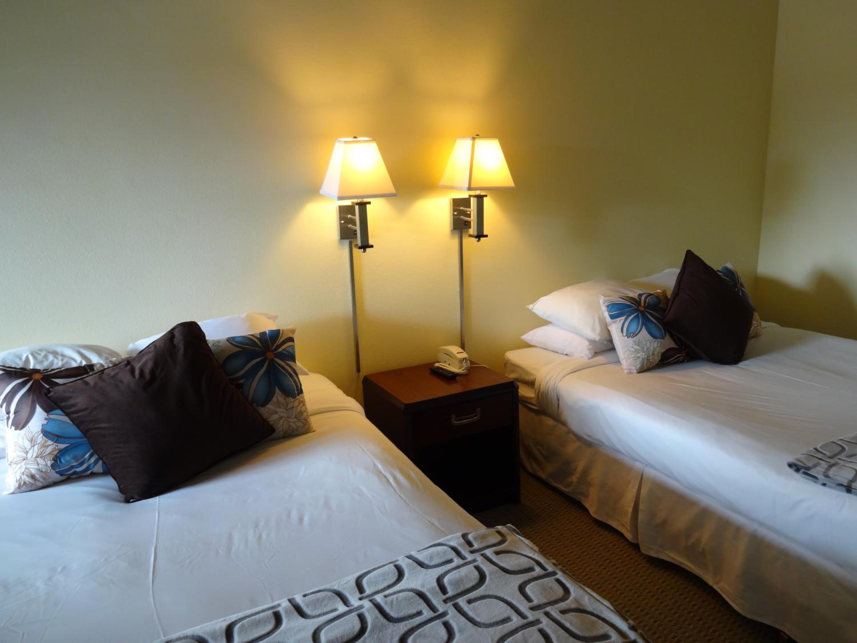 Deluxe Queen Room with Two Queen Beds photo 3