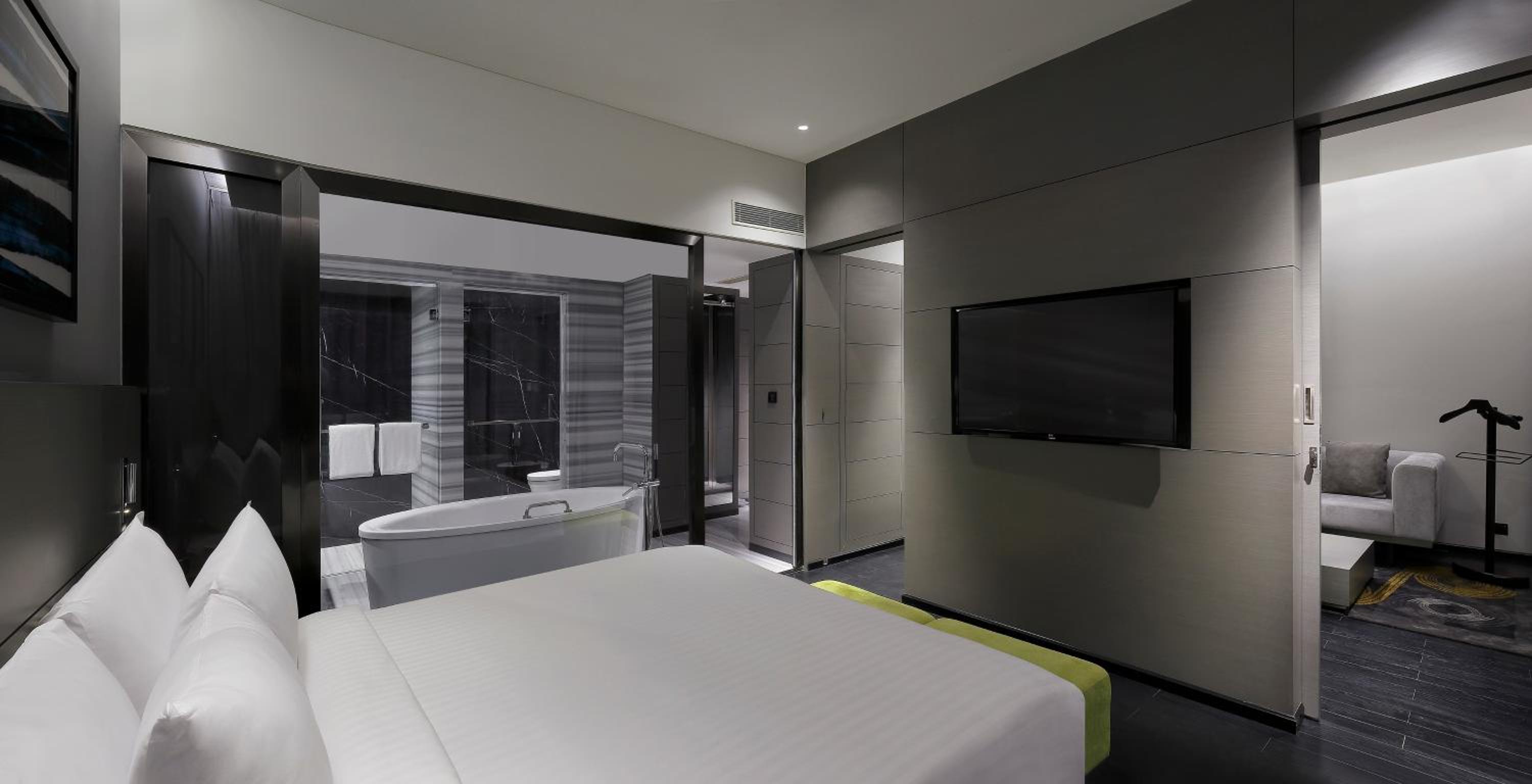 Luxury Suite with Separate Living Room and Bathtub