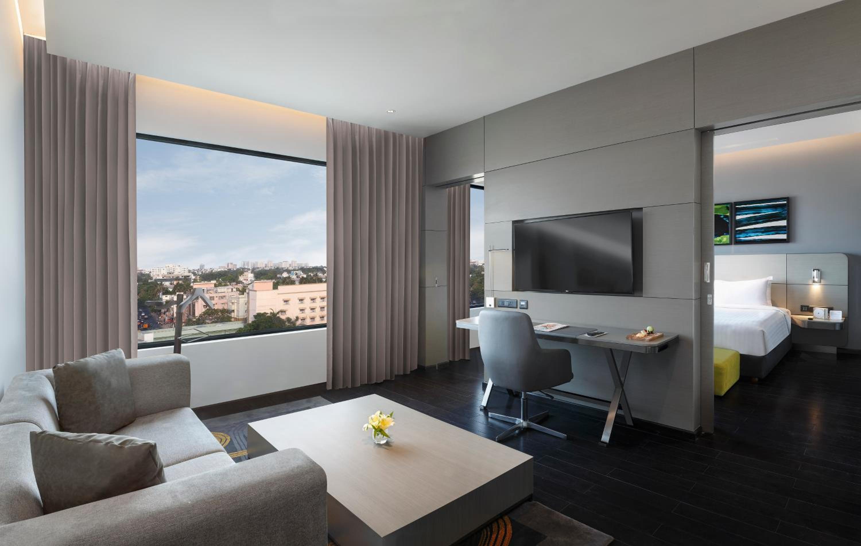 Luxury Suite with Separate Living Room and Bathtub