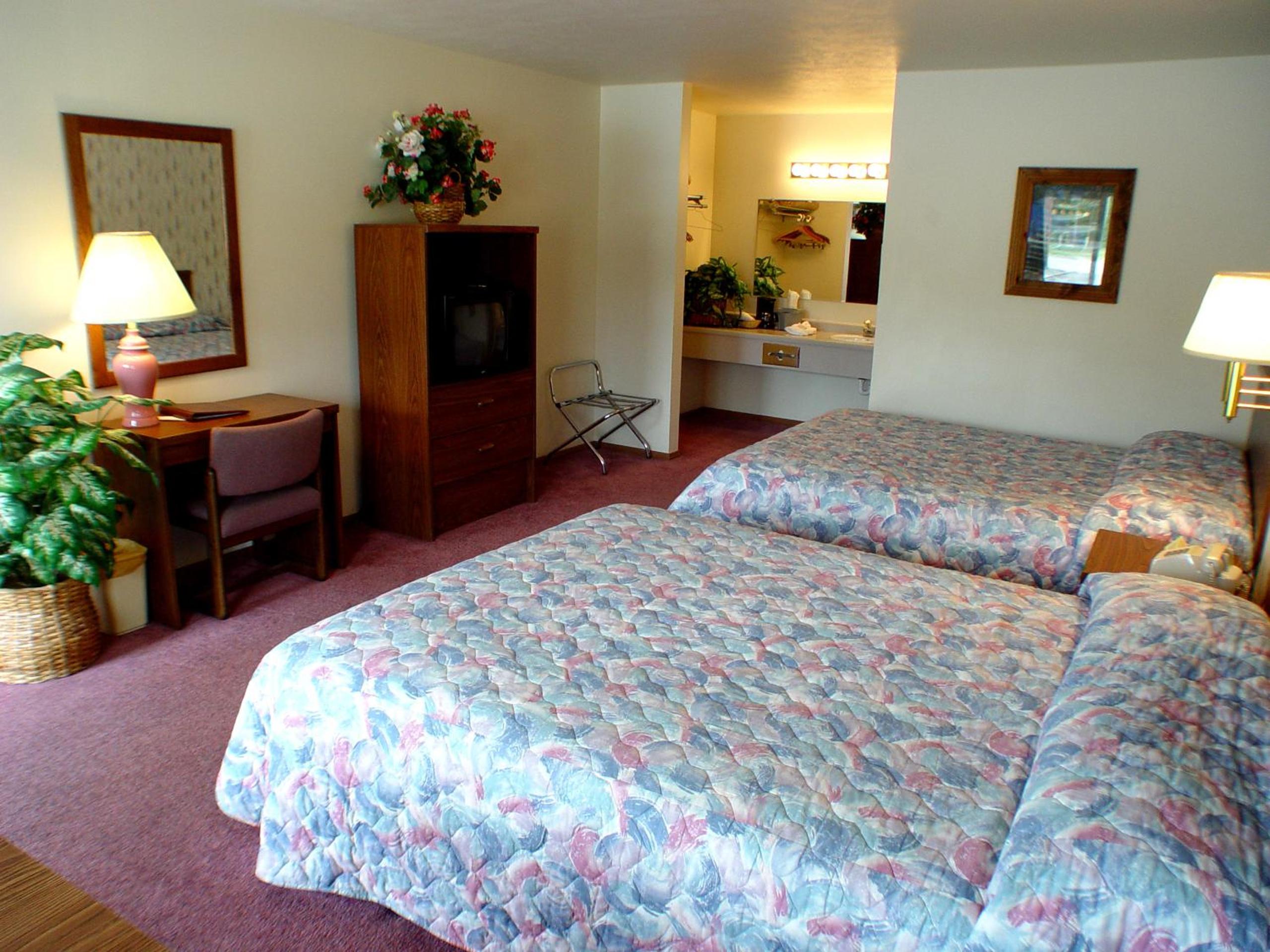 Superior Queen Room with Two Queen Beds - Photo 4