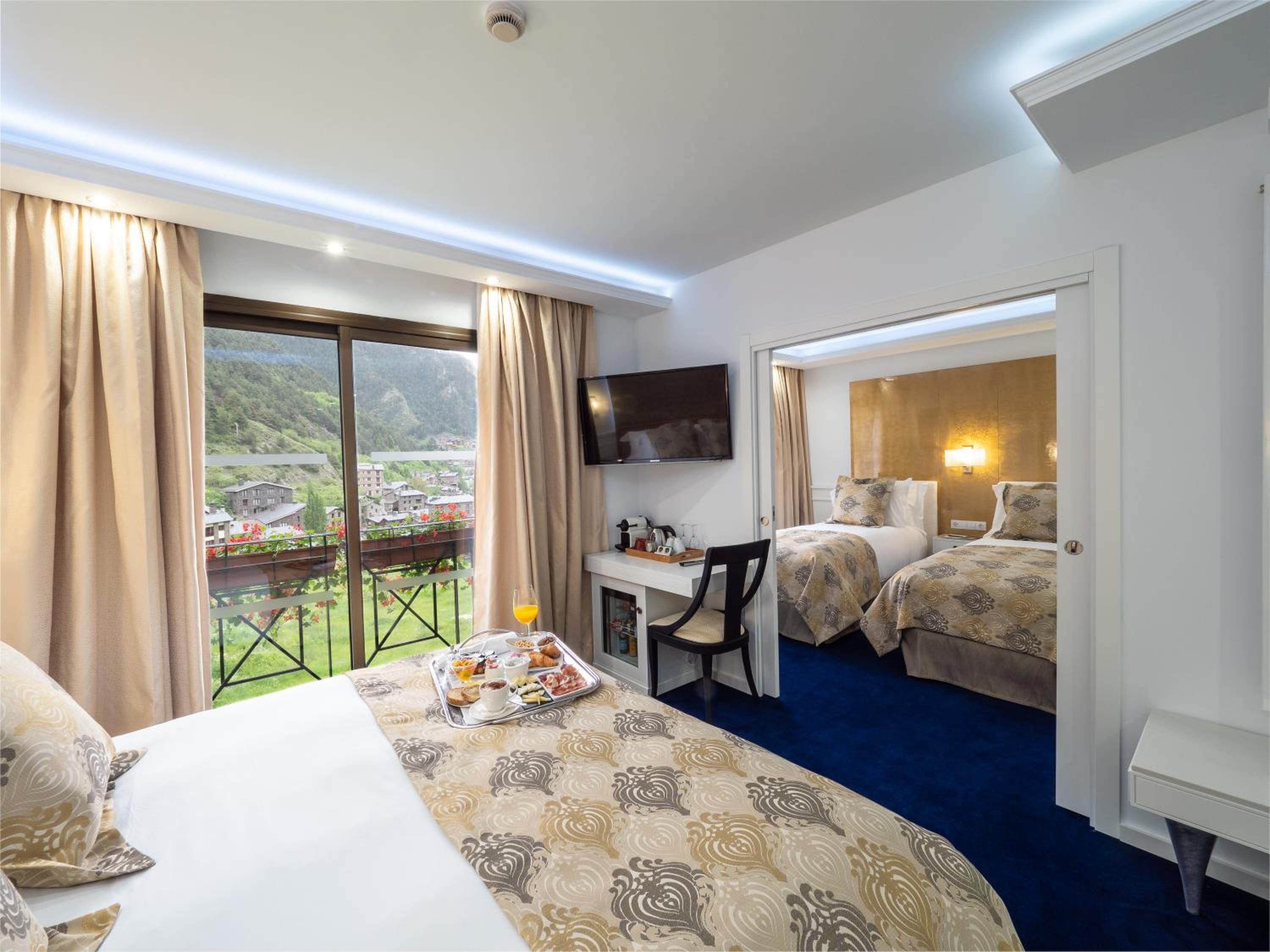 Quadruple Room with Mountain View photo 2