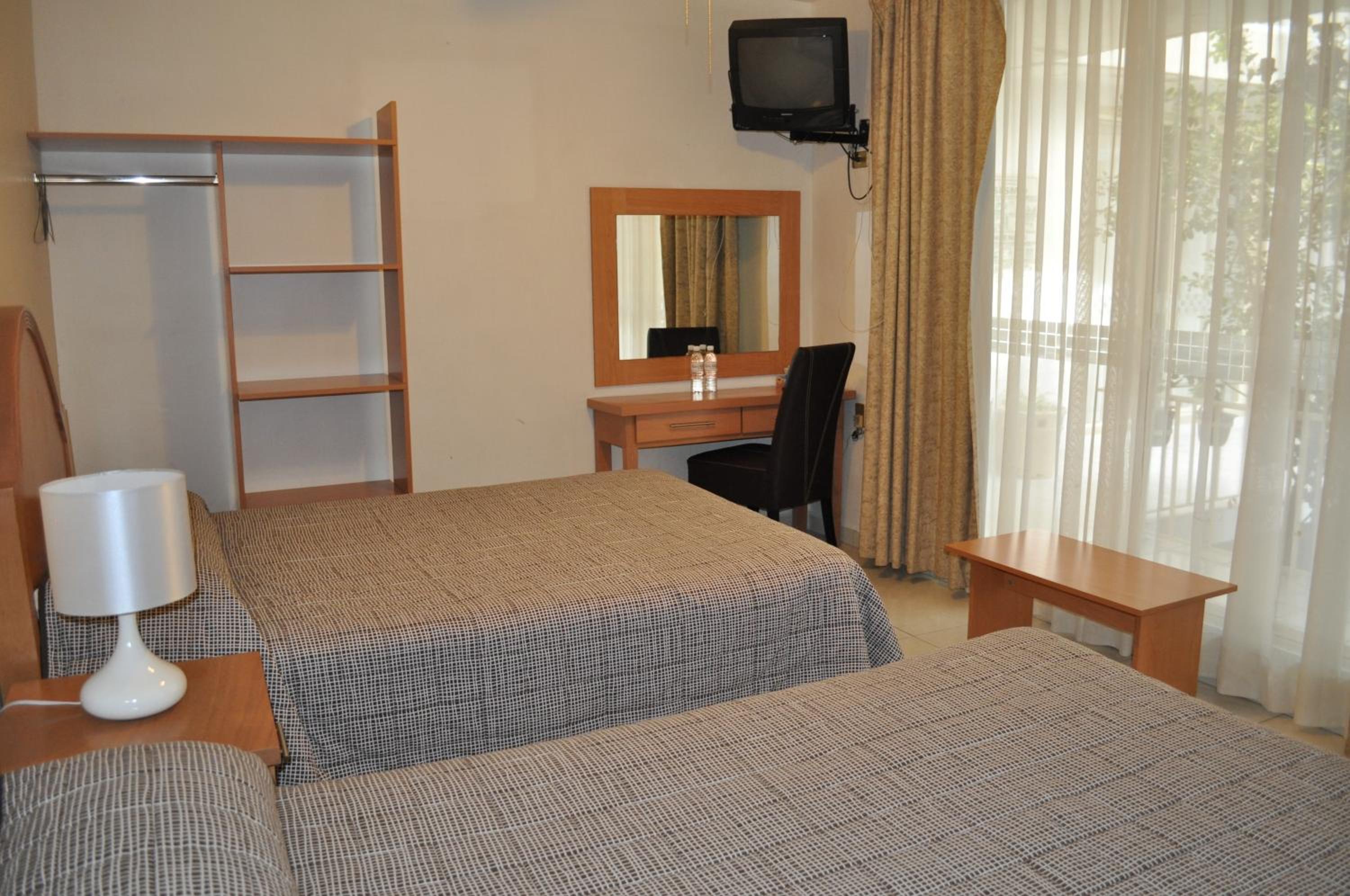 Double Room with Two Double Beds - Photo 8