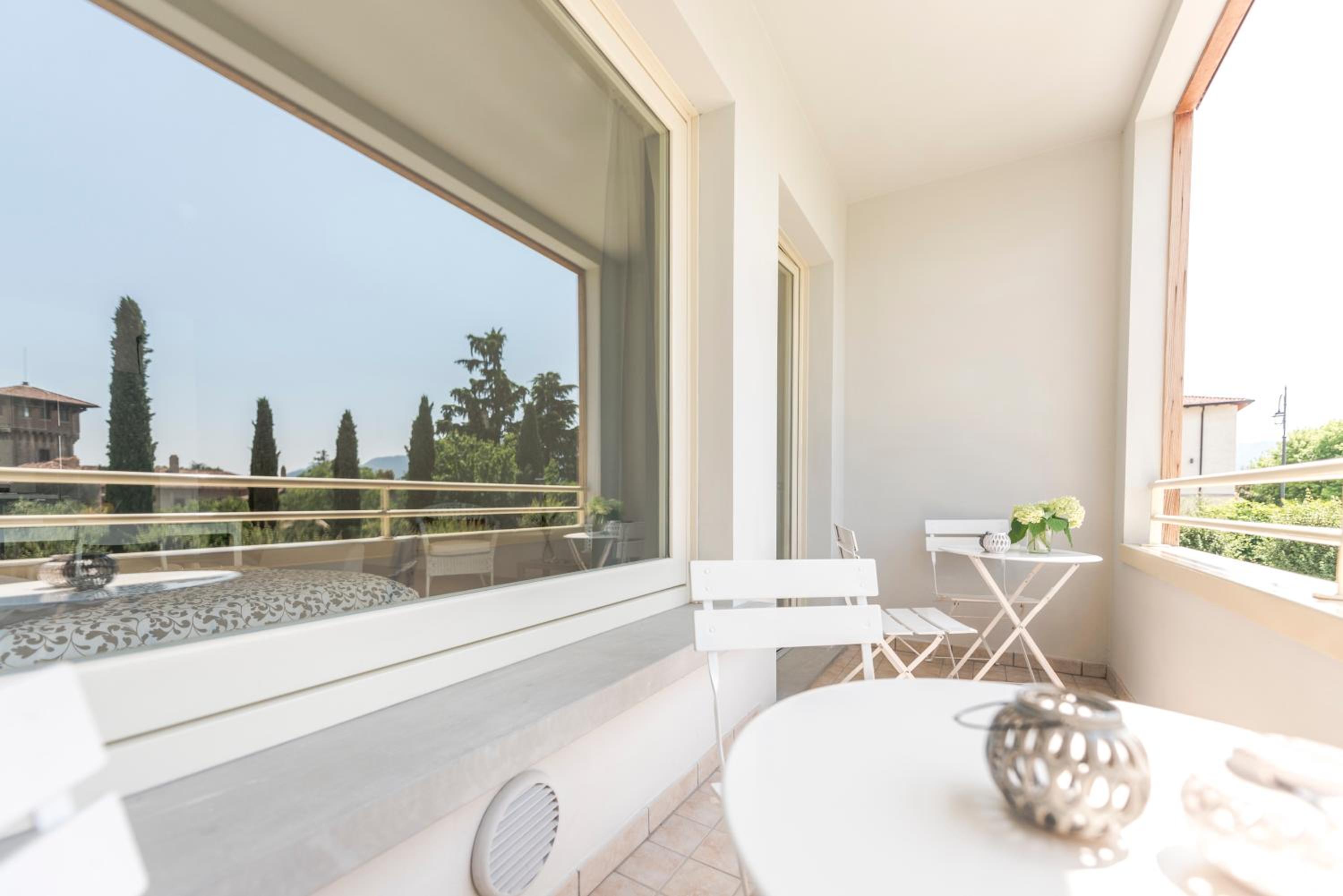 Two-Bedroom Apartment with Lake View photo 2