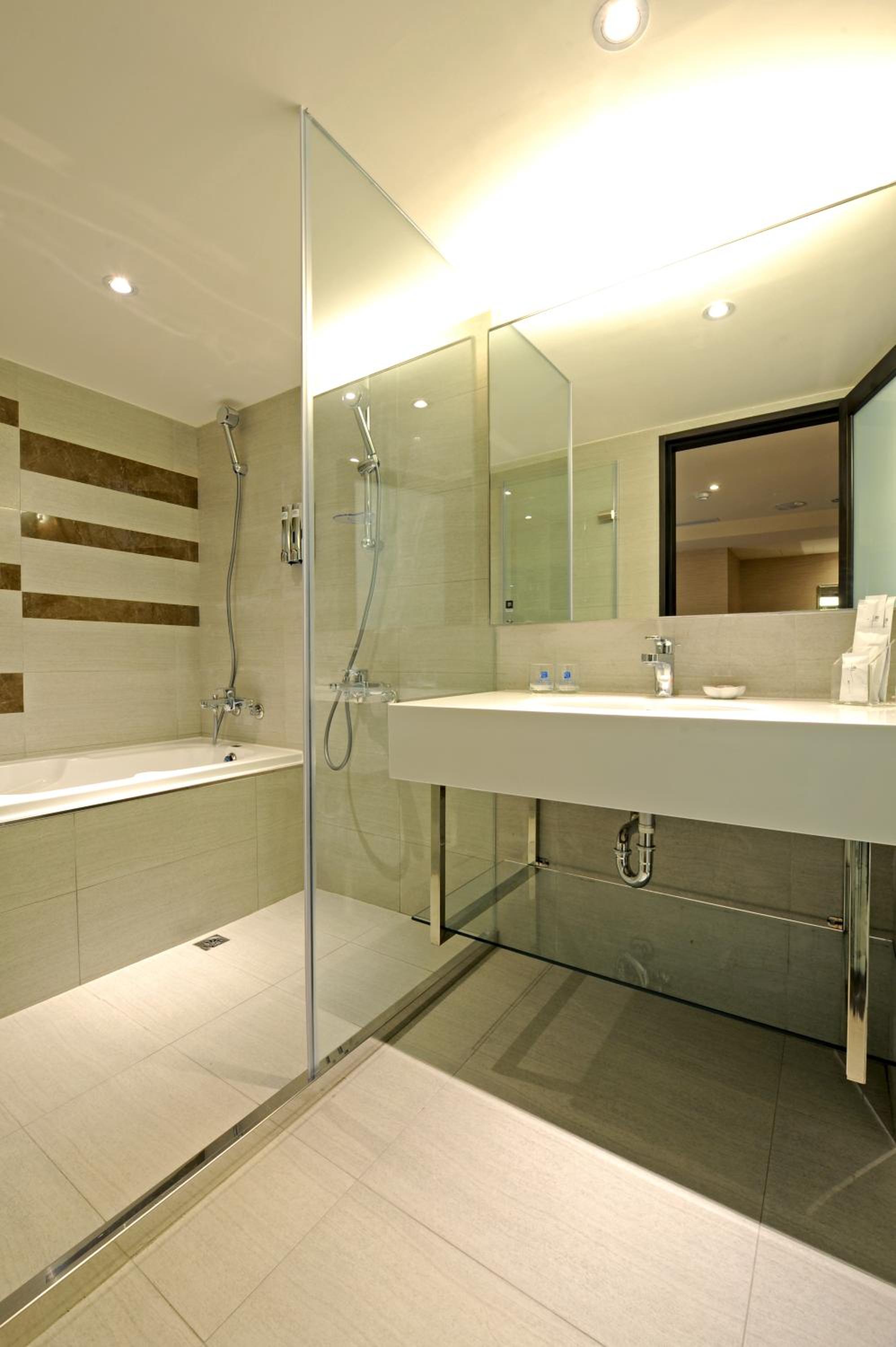 Double Room with Free Parking photo 3