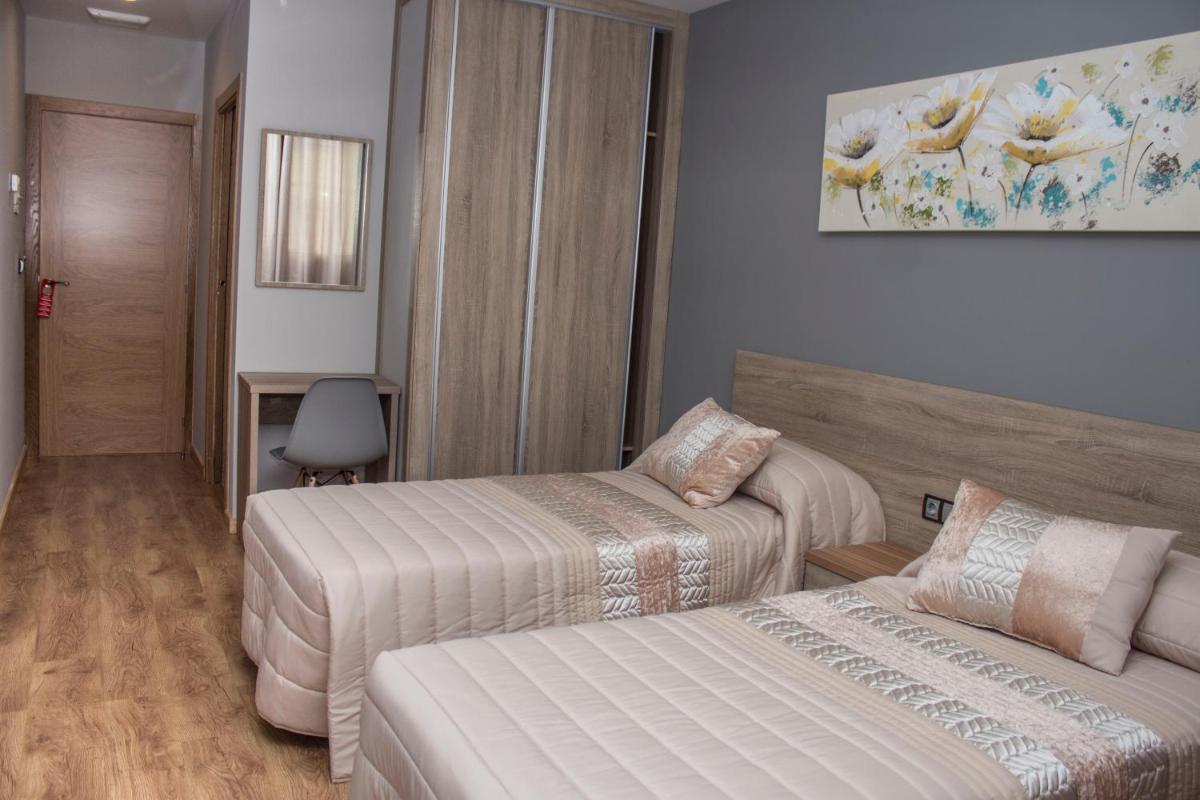 Twin Room with Private Bathroom photo 1