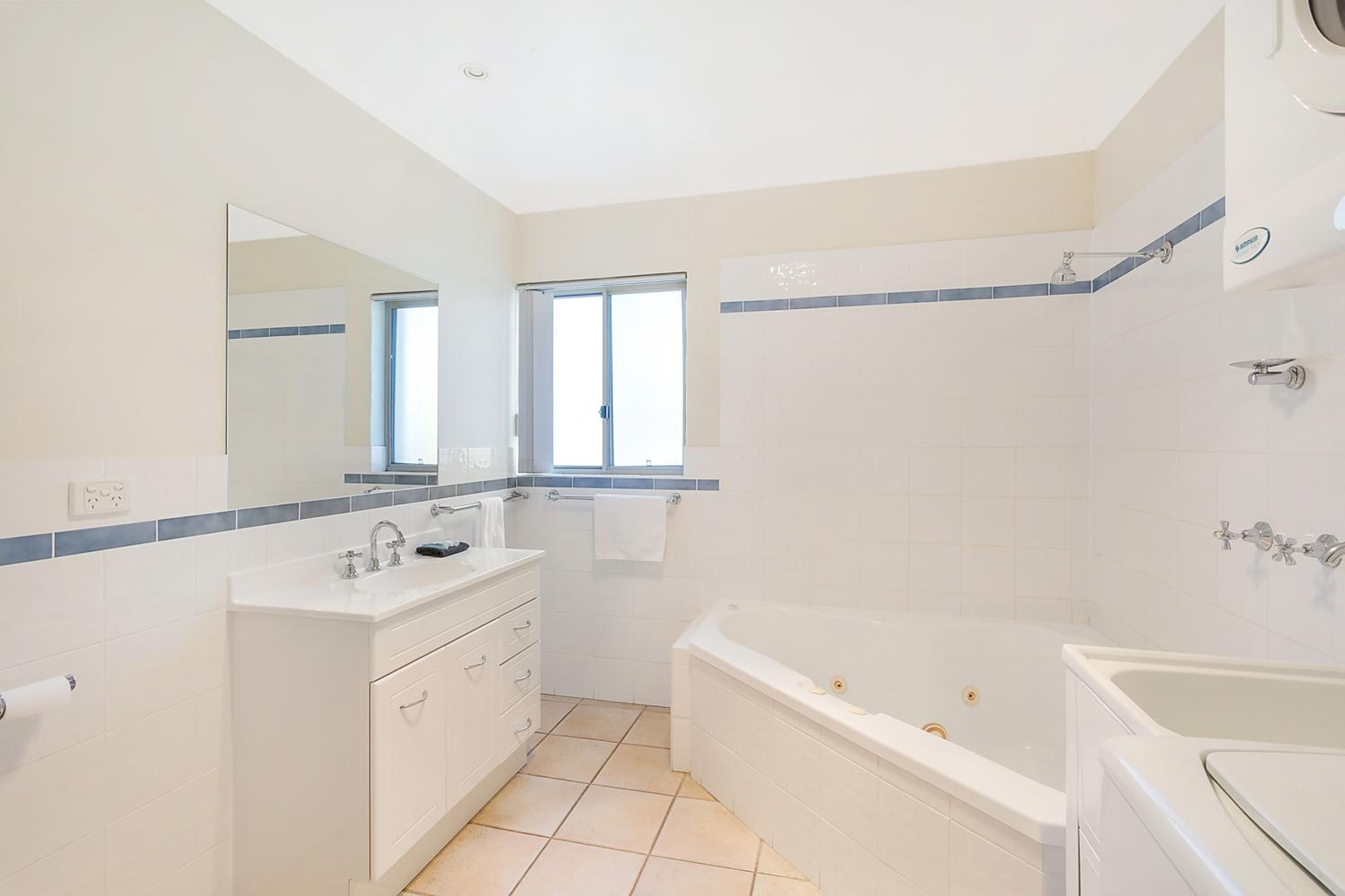 One-Bedroom Apartment with Lake View photo 2