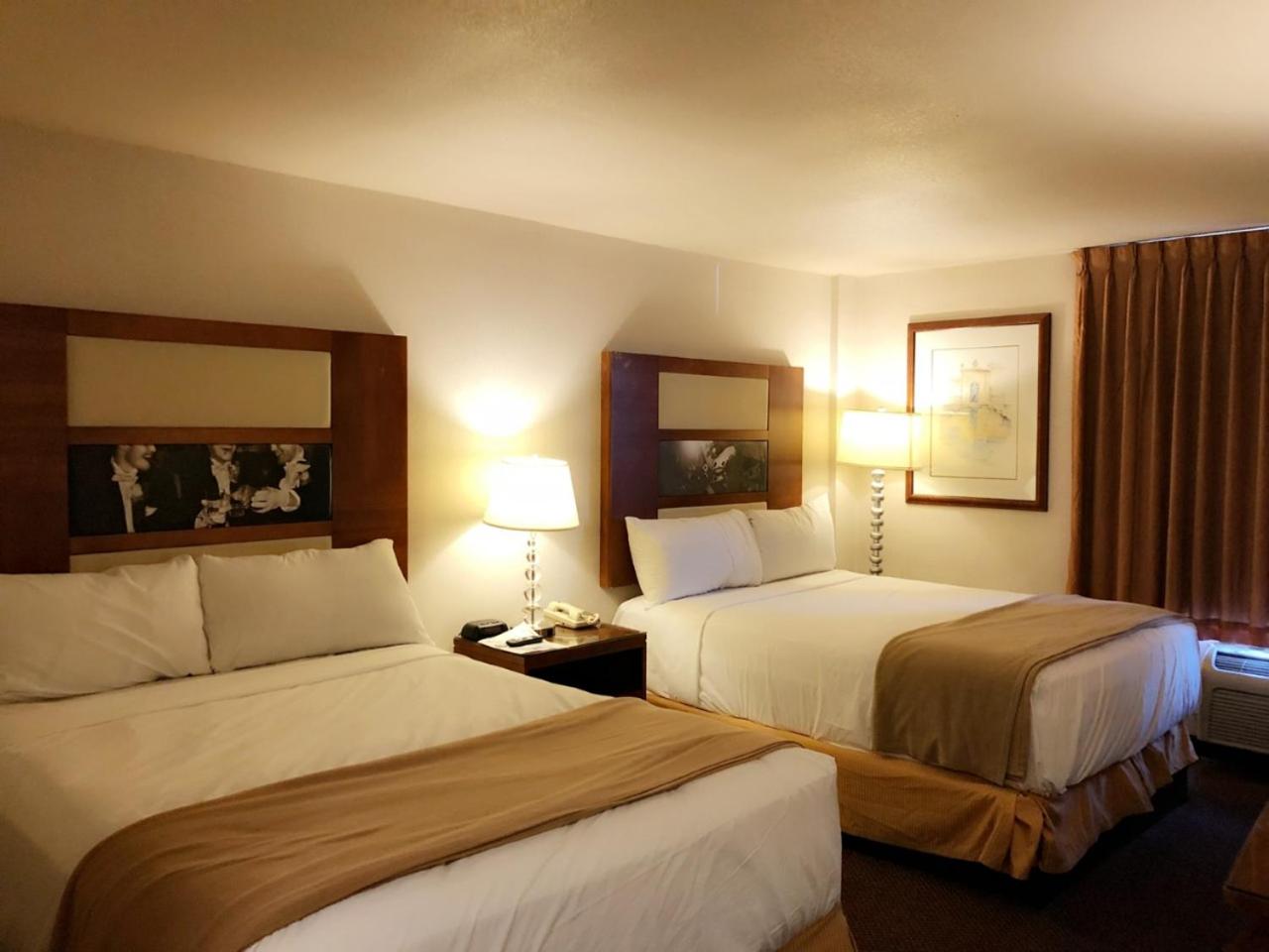 Deluxe Queen Room with Two Queen Beds - Photo 6
