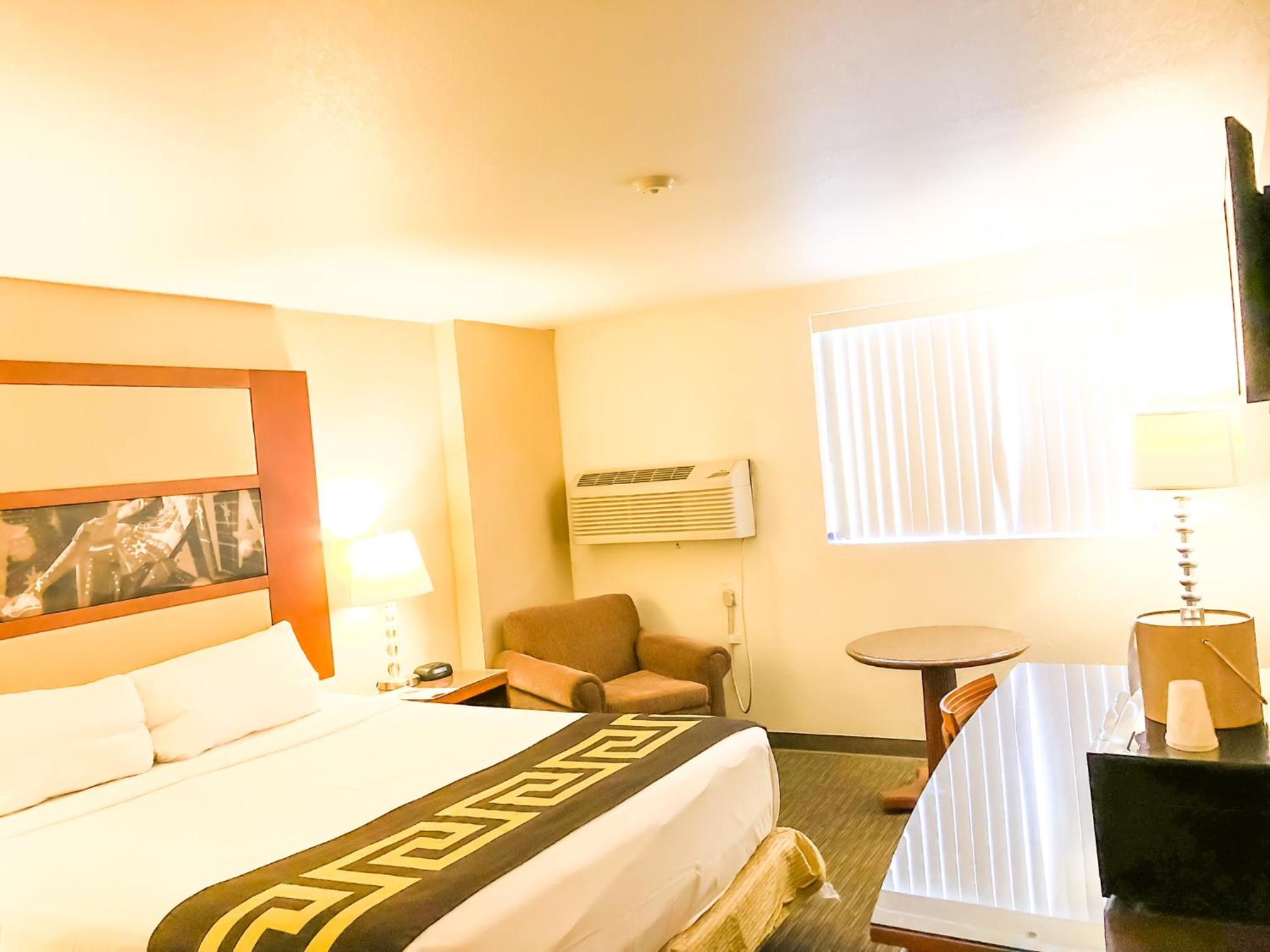 Premium King Room - Photo 1