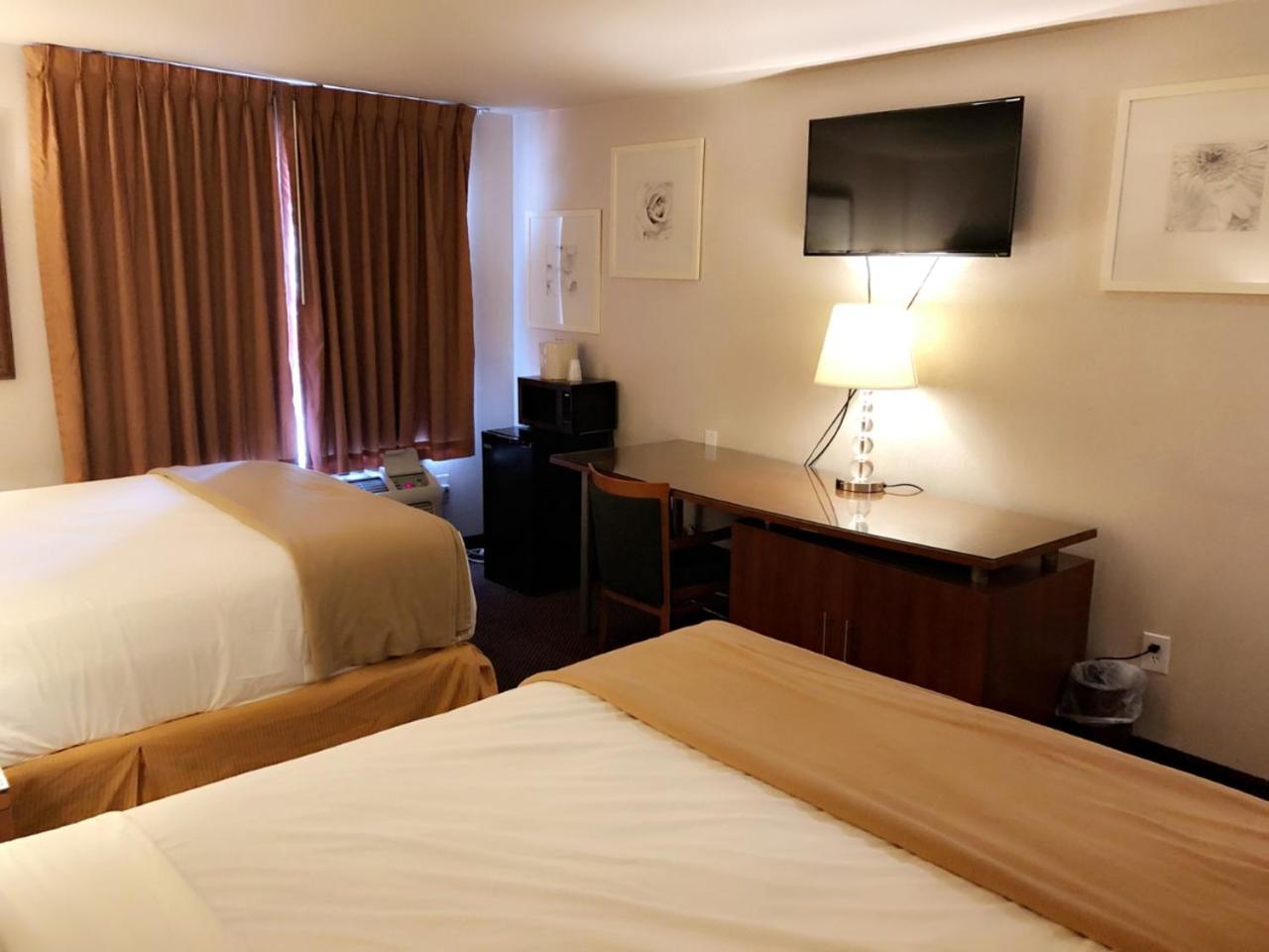 Deluxe Queen Room with Two Queen Beds - Photo 4