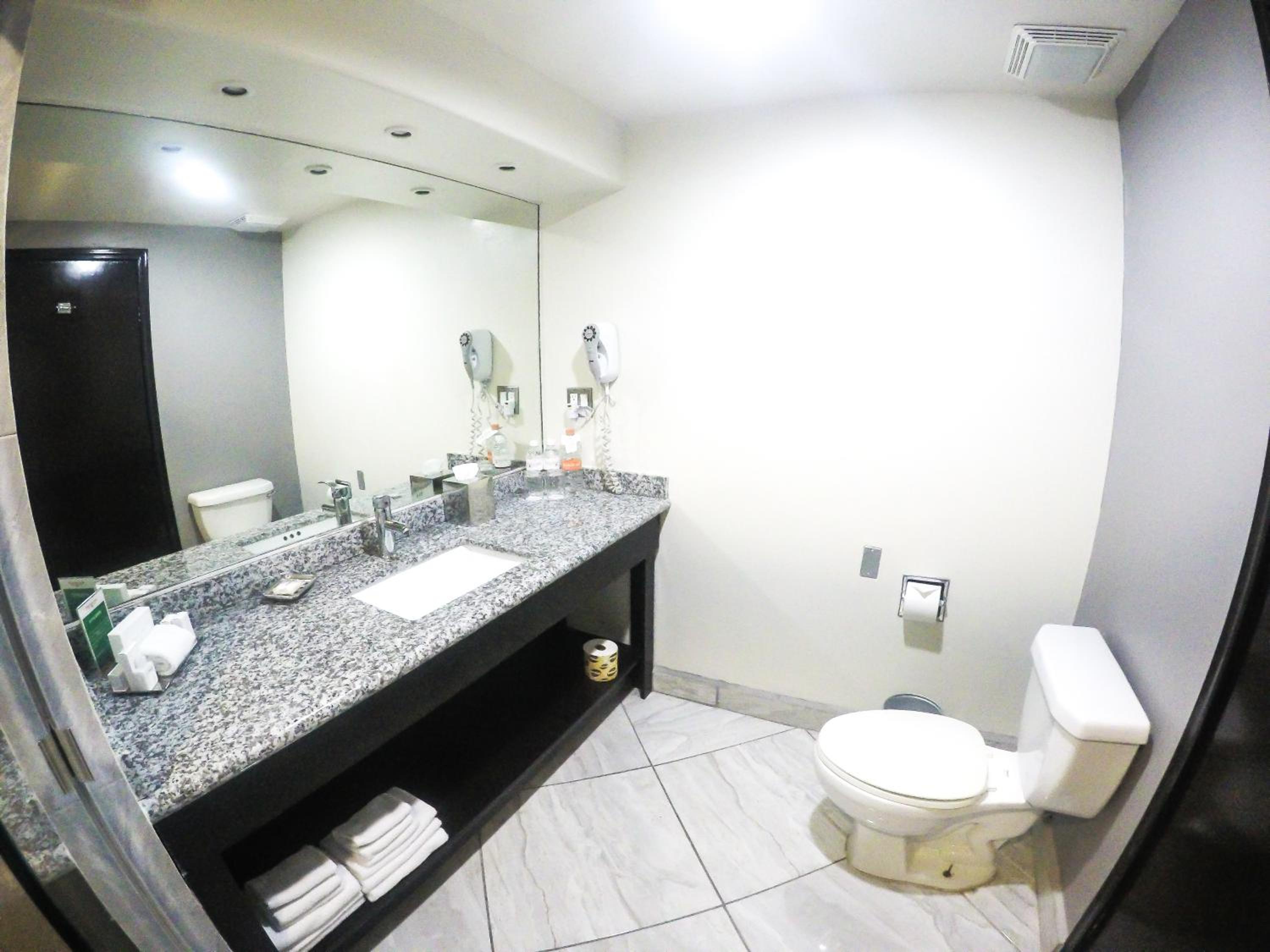 Standard King Room - Photo 5