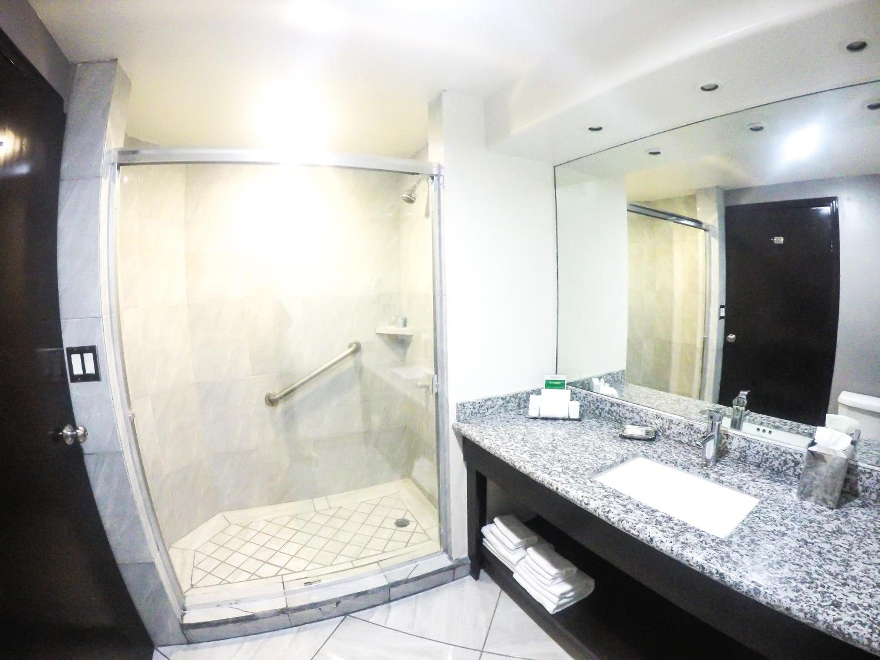 Standard King Room - Photo 4