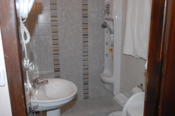 Twin Room - Photo 3