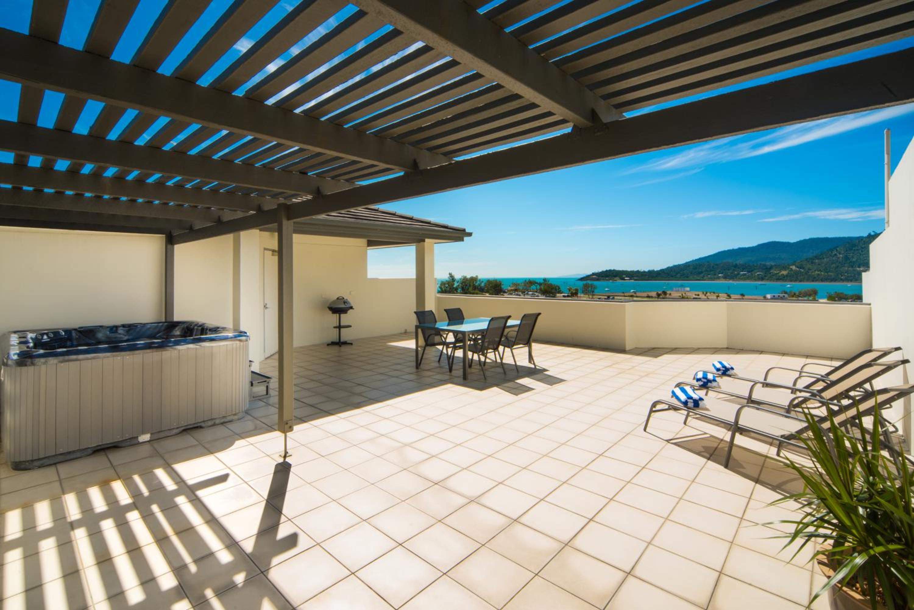 Two-Bedroom Two Bathroom Apartment with Hot Tub and Sea View photo 3