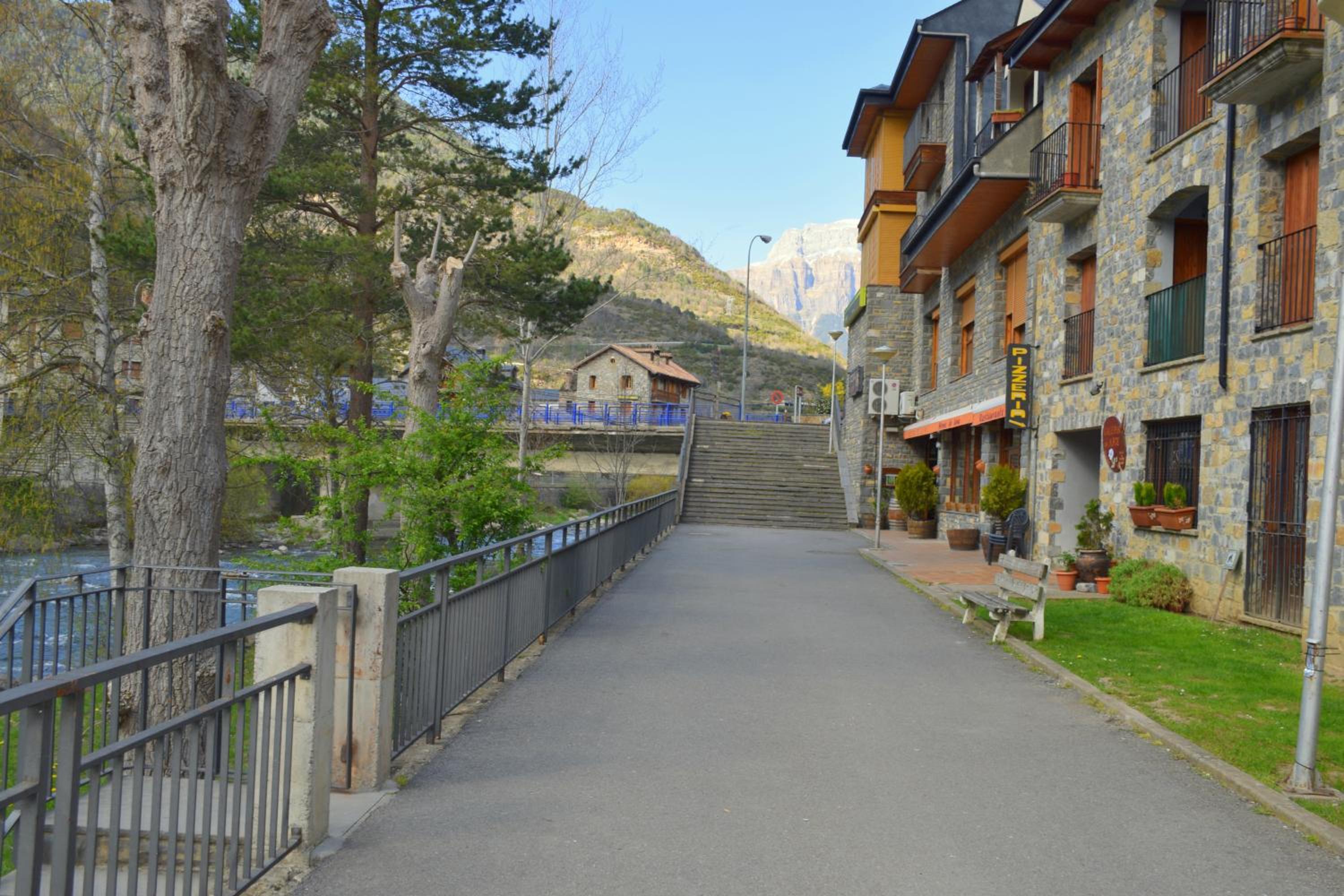 Apartment with Mountain View photo 3