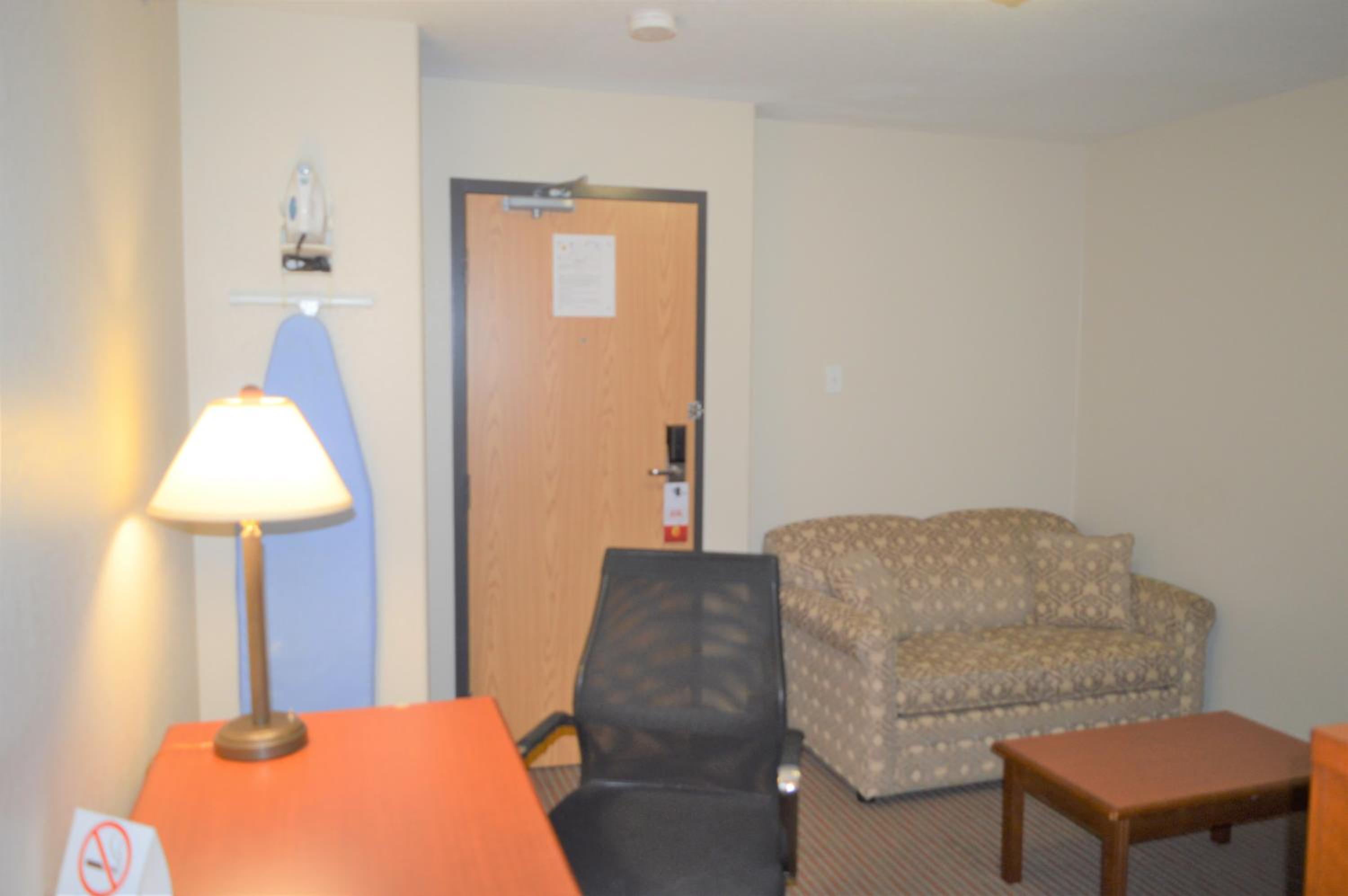 Queen Suite with Sofa Bed and Kitchen - Non-Smoking - Photo 2