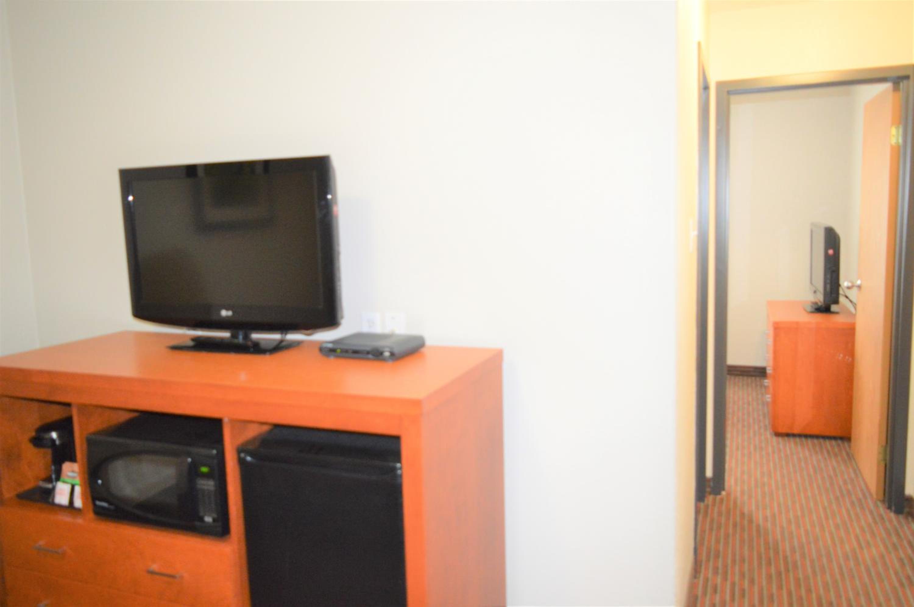 Queen Suite with Sofa Bed and Kitchen - Non-Smoking - Photo 4