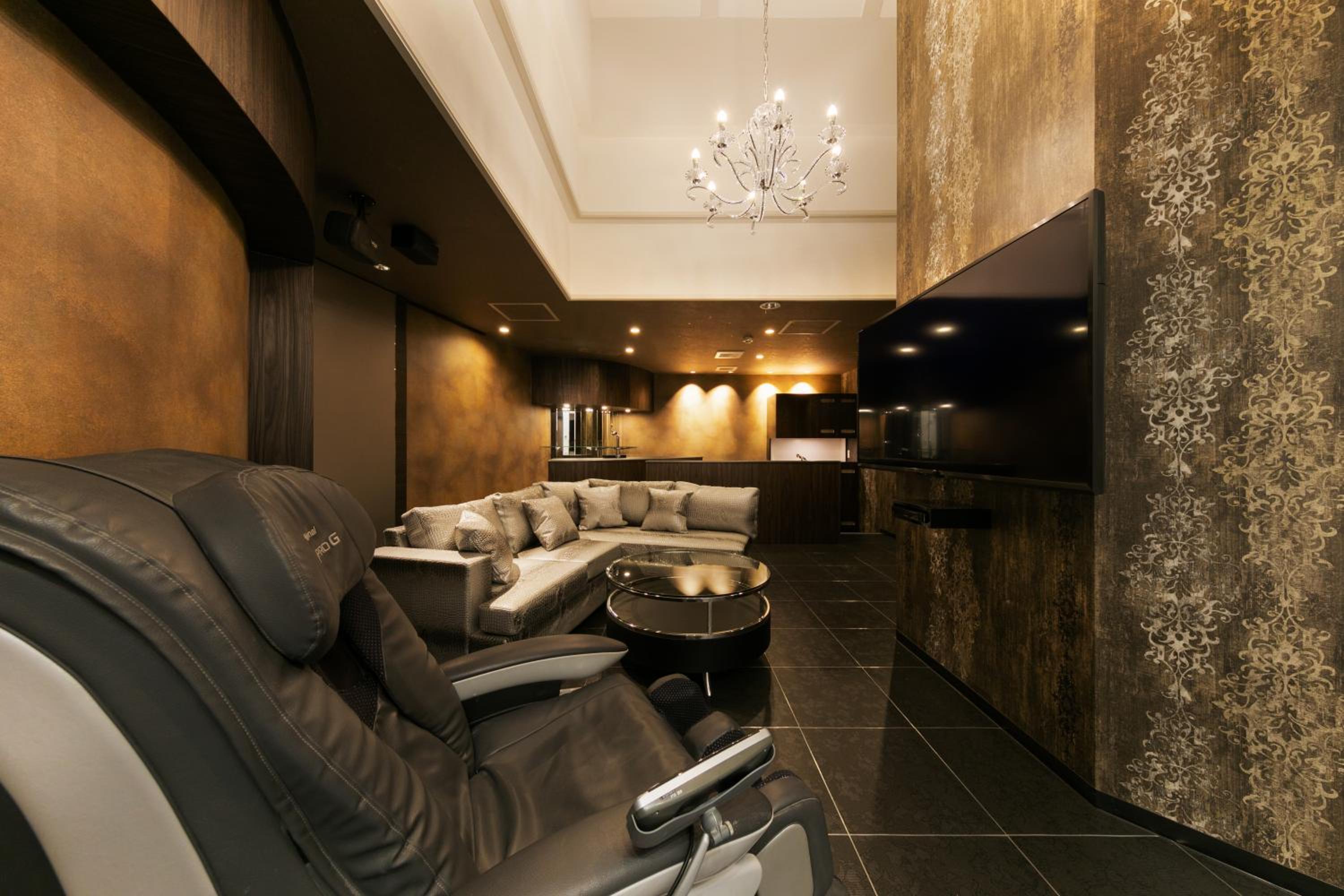 Suite - Photo 1