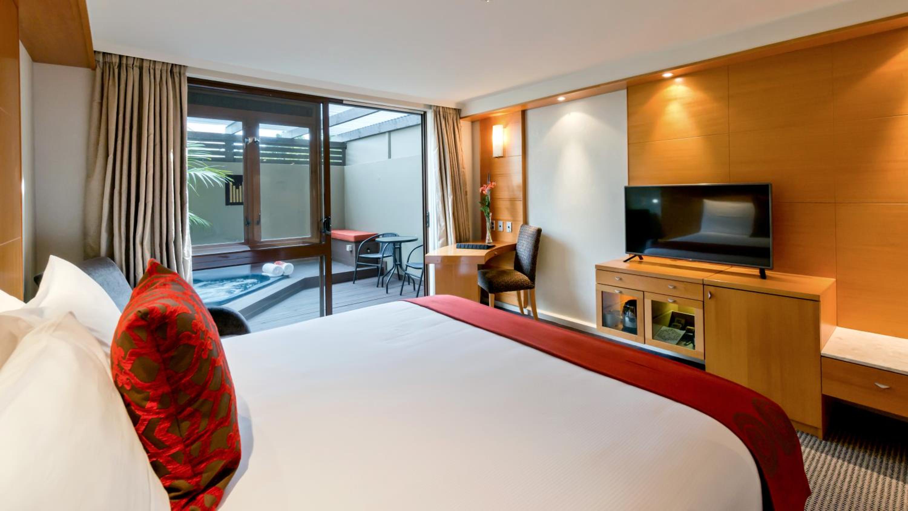 Deluxe Spa 1 King – with Club Lounge Access