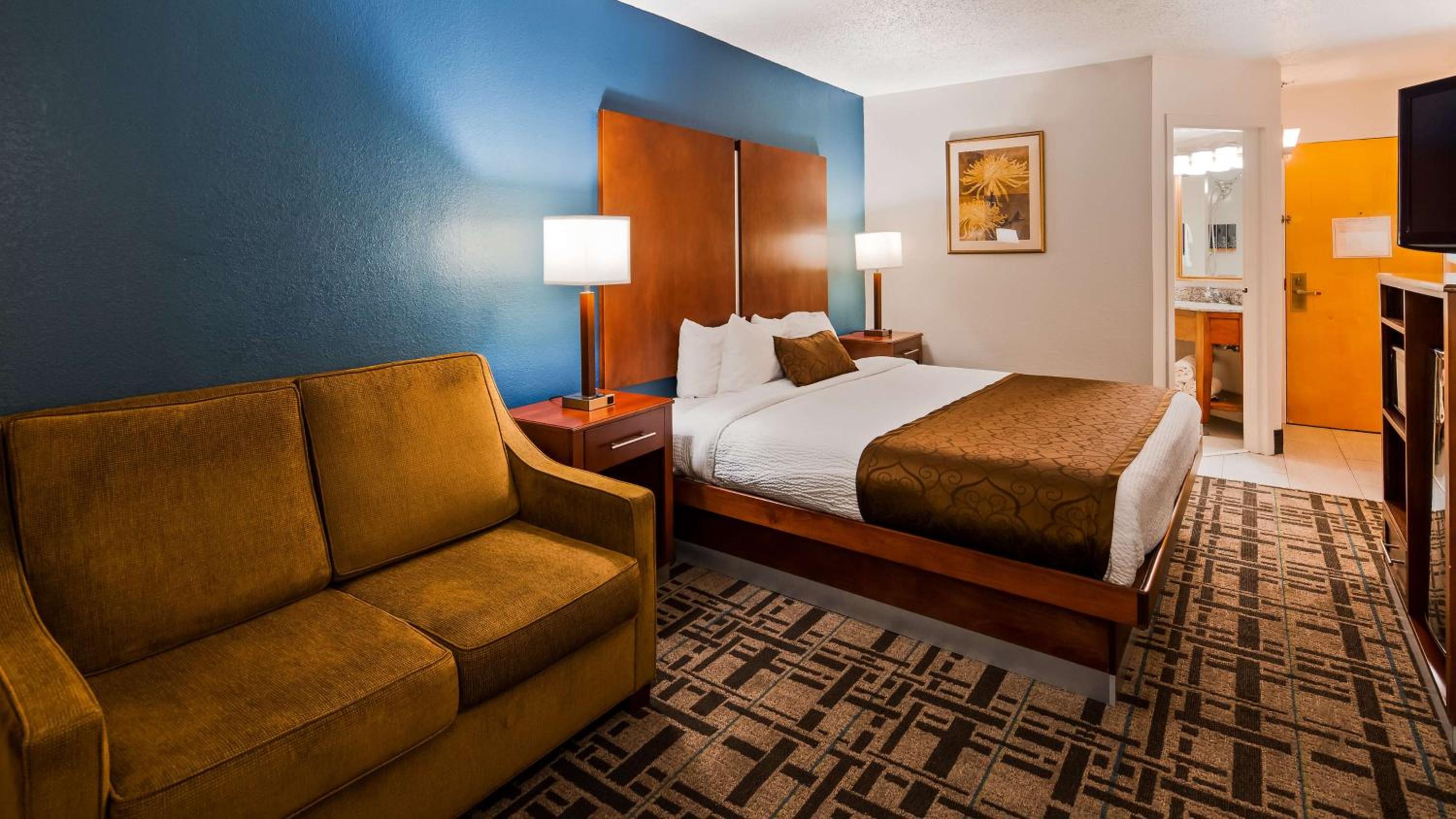 Deluxe King Room - Non-Smoking - Photo 6