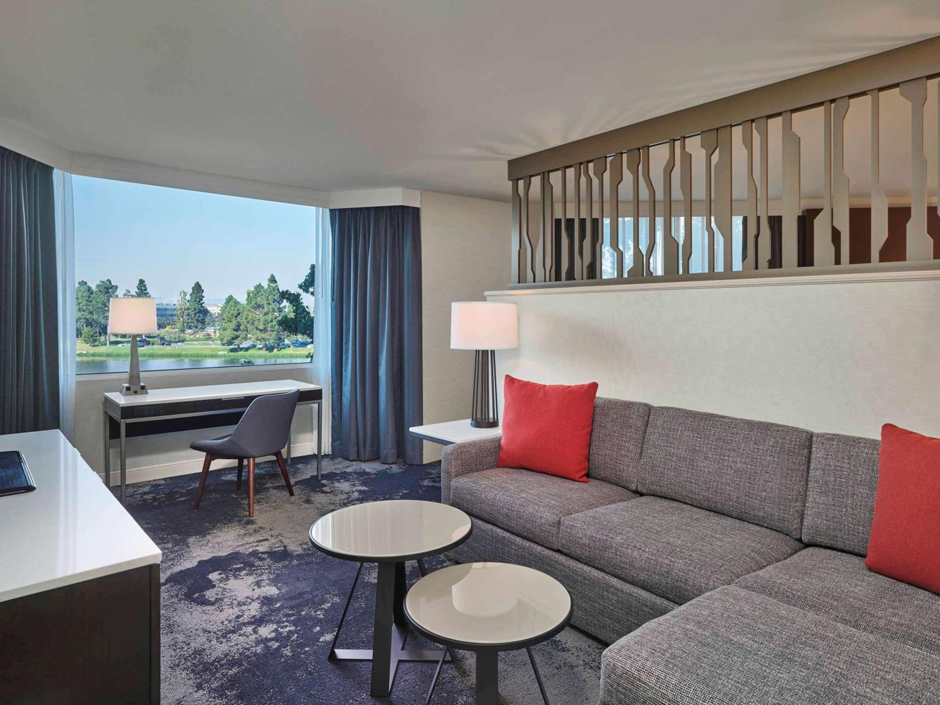 Signature Junior King Suite - Hearing Accessible photo 3