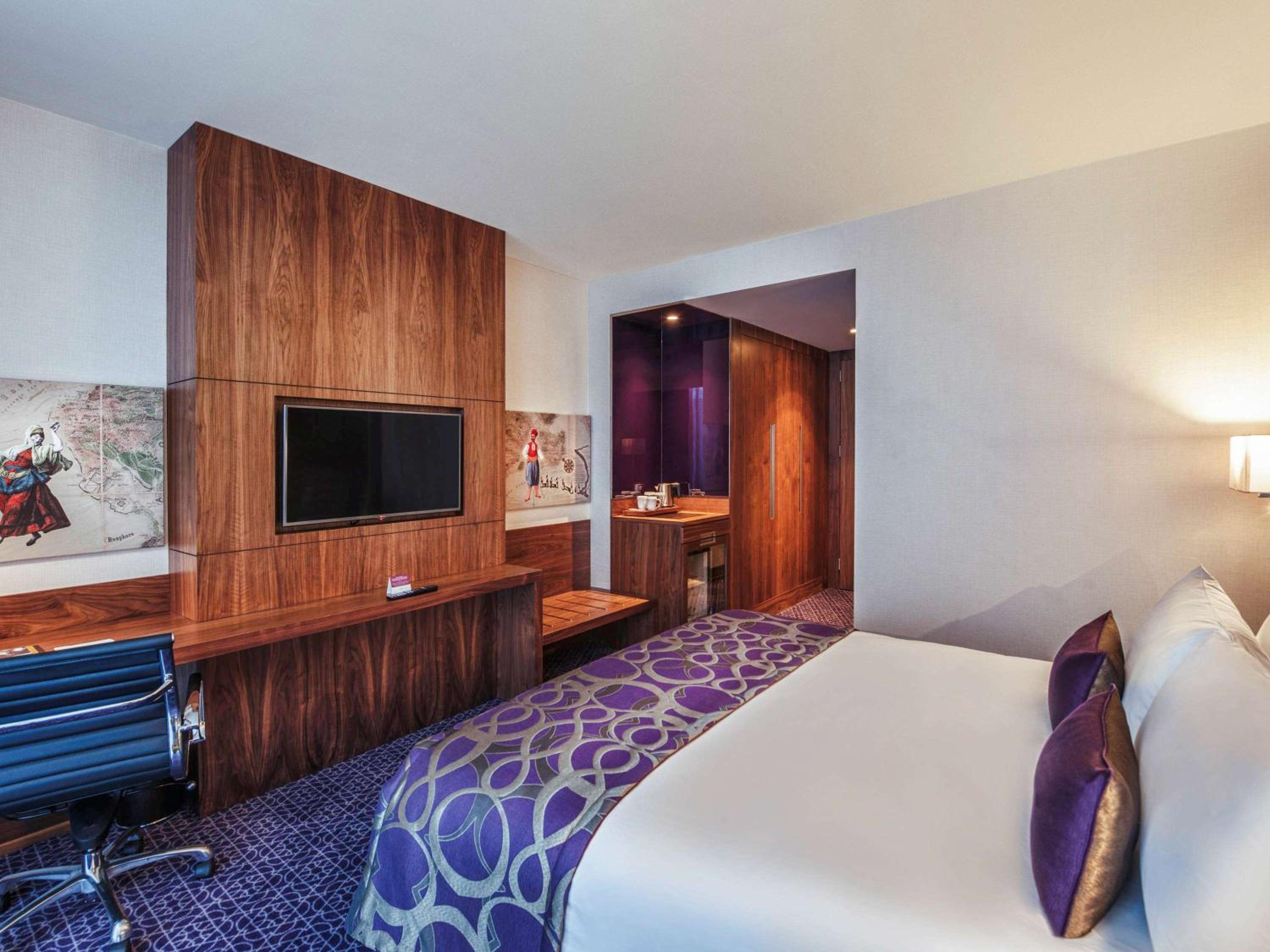Deluxe King Room with City View photo 2