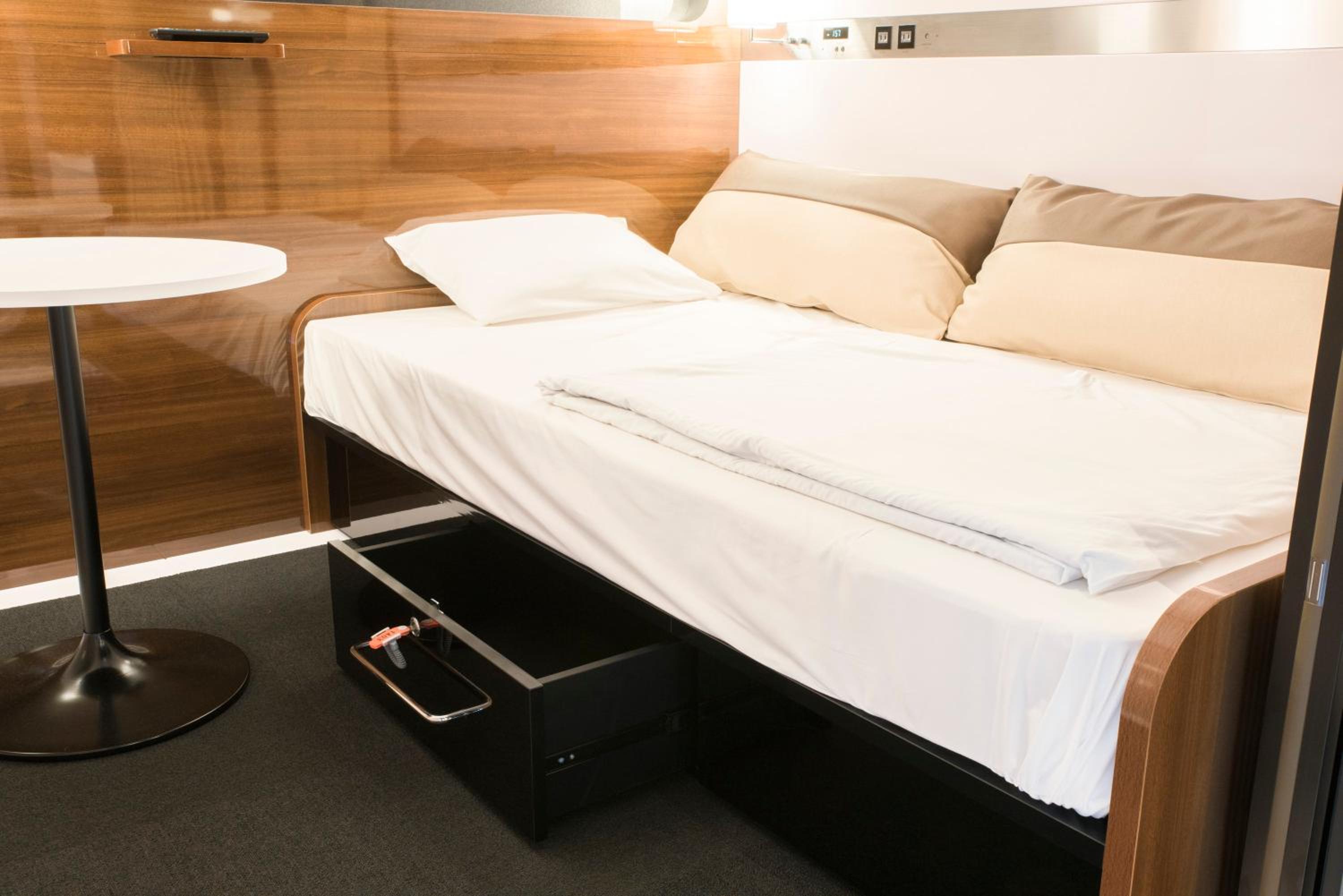 Superior Capsule Room for Female photo 3