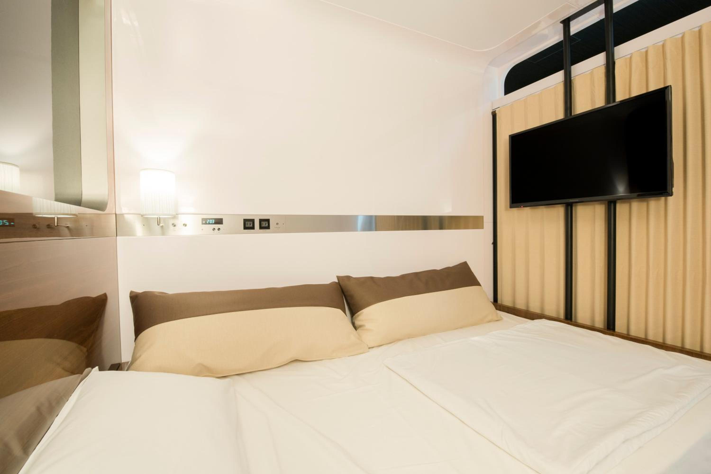 Superior Capsule Room for Female photo 2