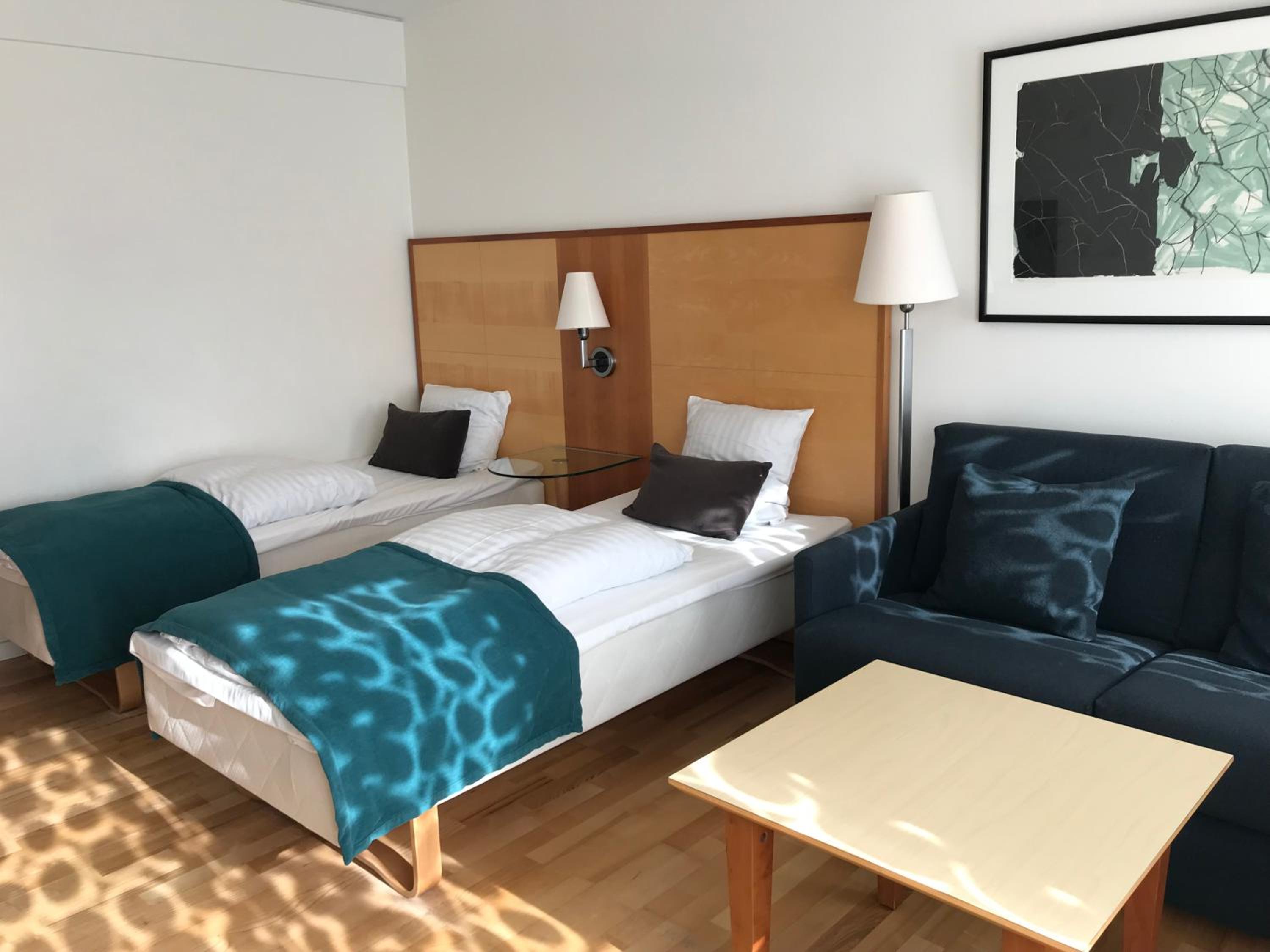 Large Twin Room with Extra Bed - Photo 1