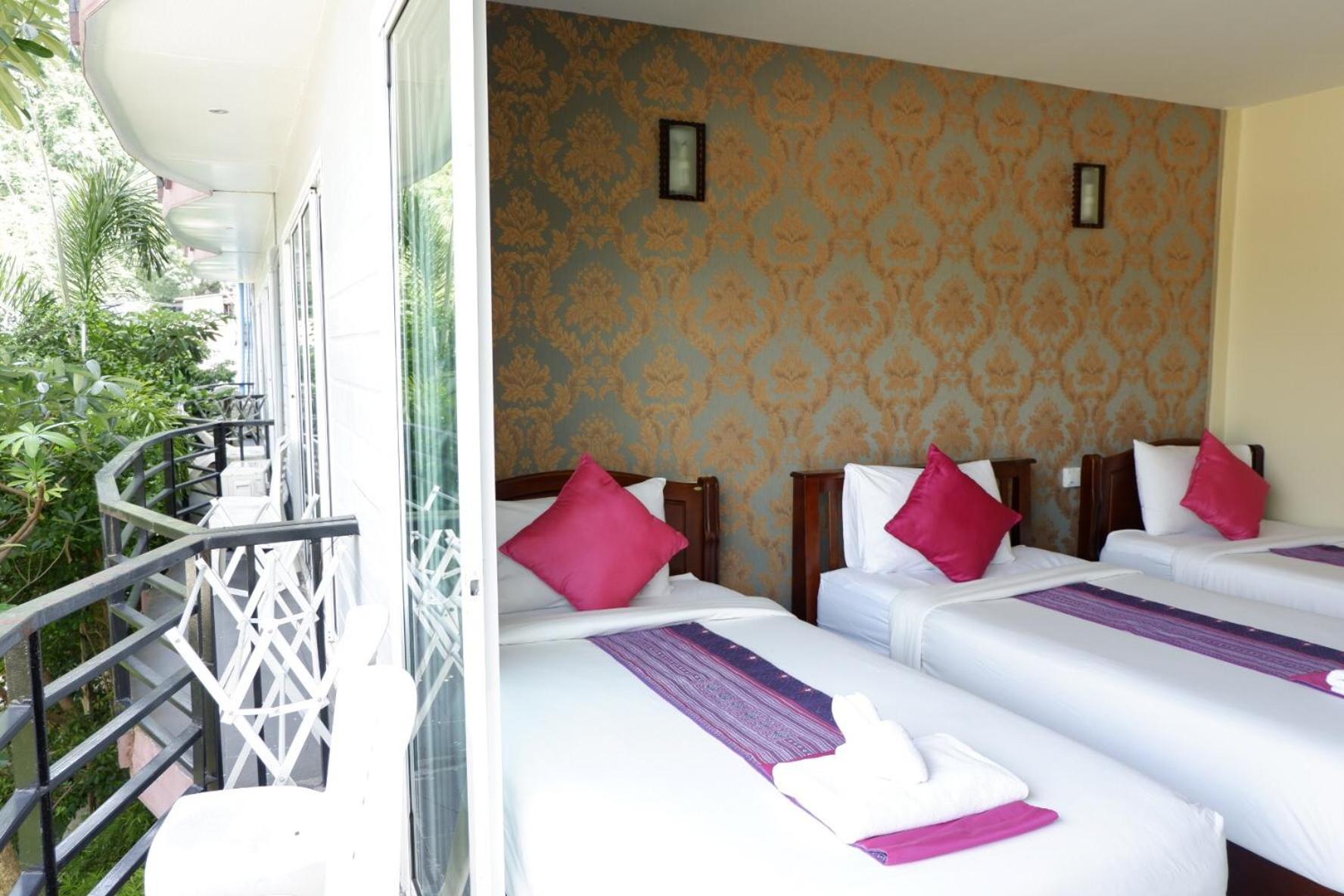 Triple Room with Balcony - Photo 12