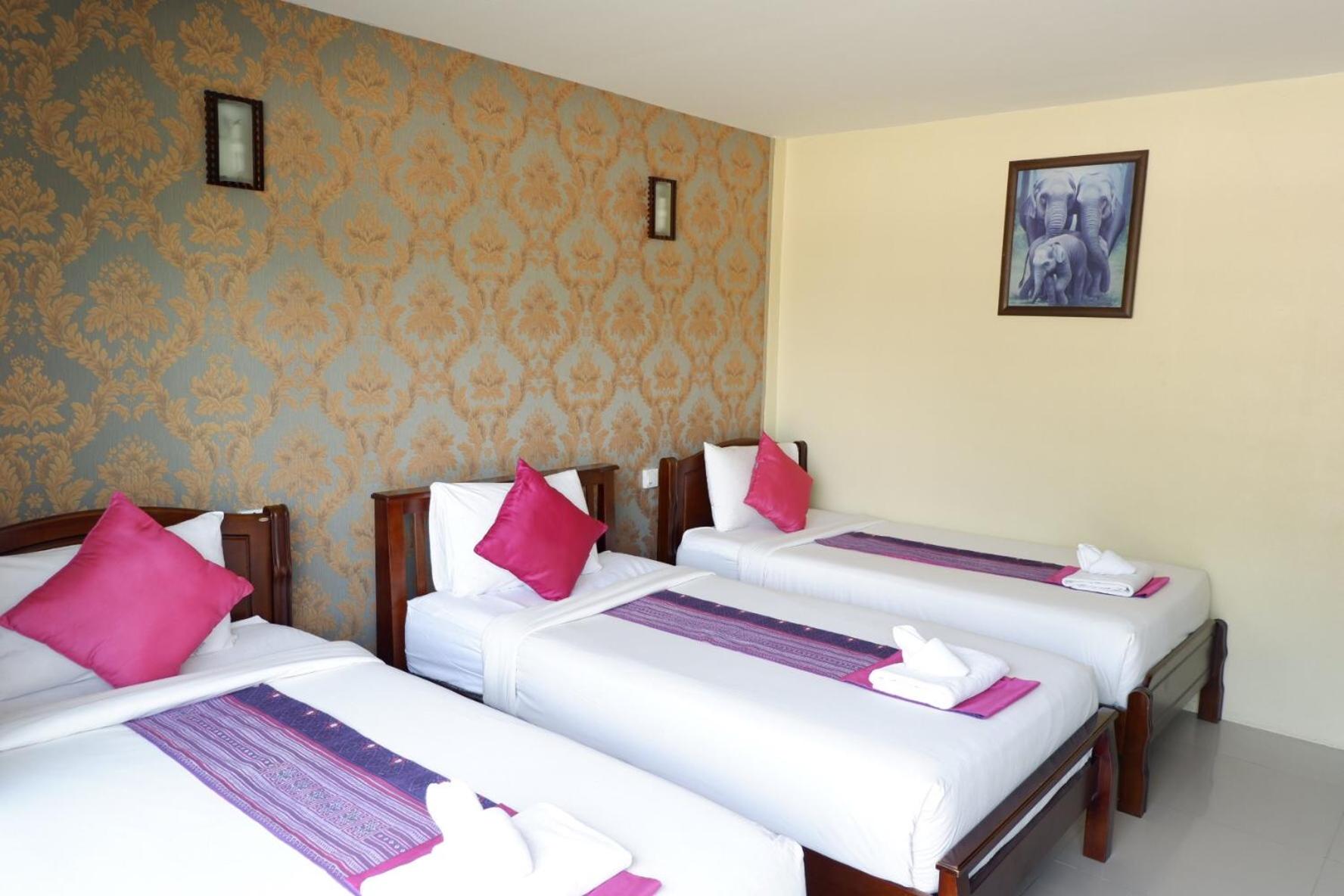 Triple Room with Balcony - Photo 13