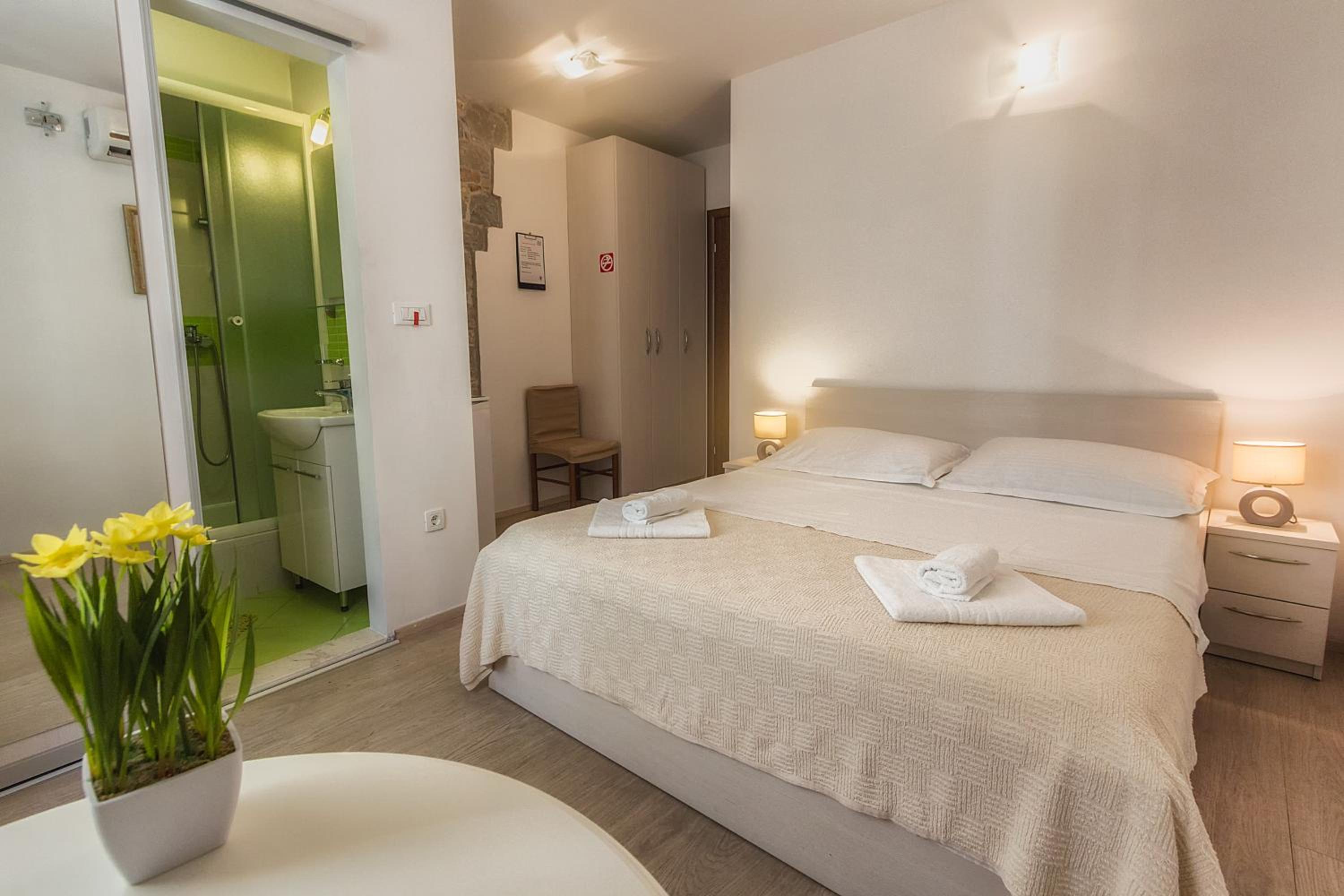Double Room - Photo 5