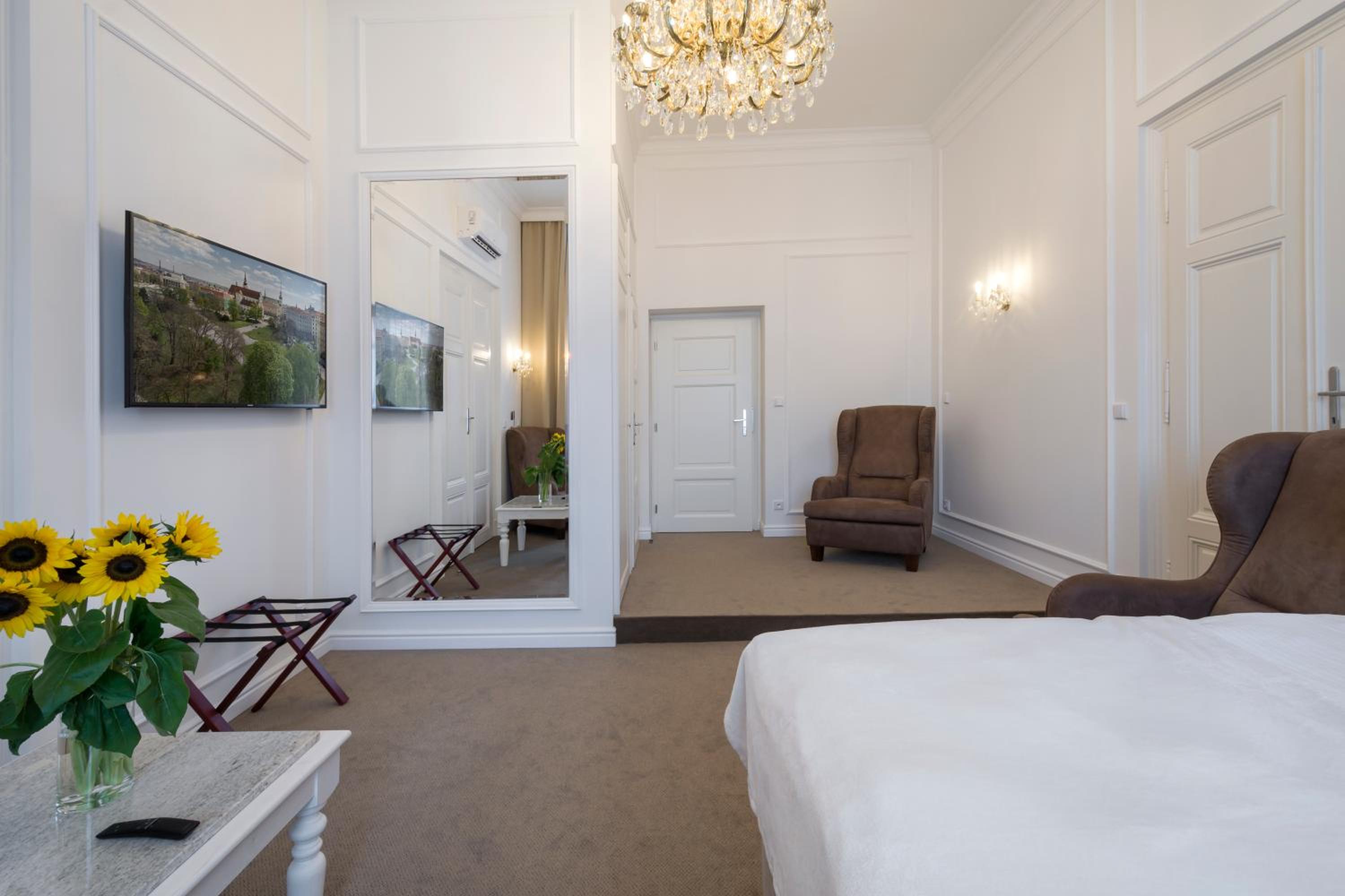 One-Bedroom Apartment - Photo 1