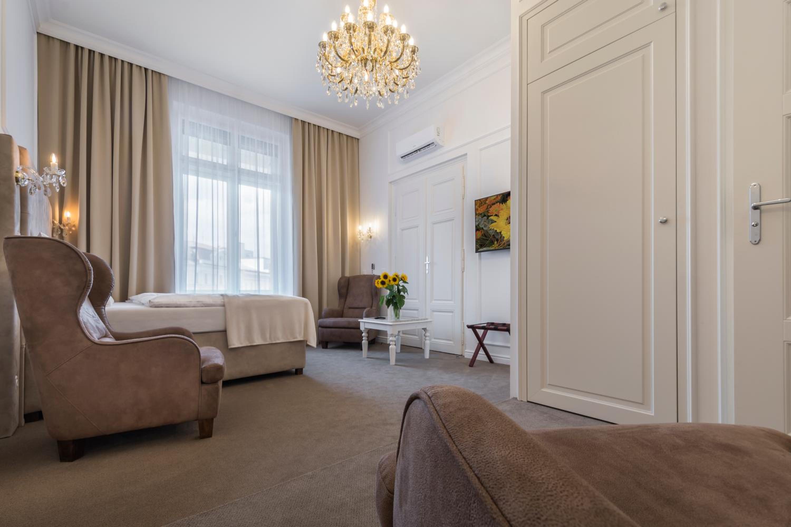 One-Bedroom Apartment - Photo 3
