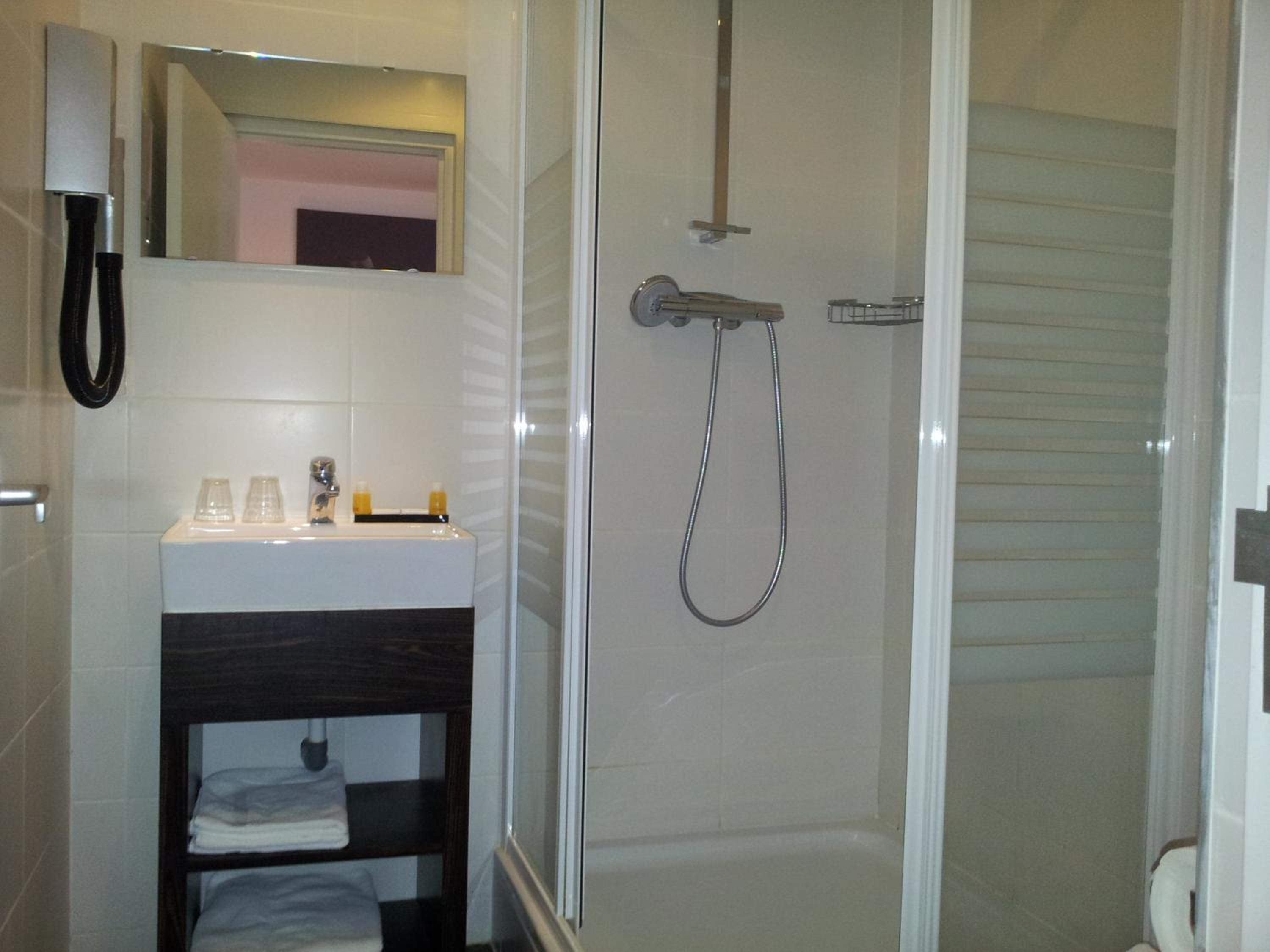 Double or Twin Room thumbnail 5