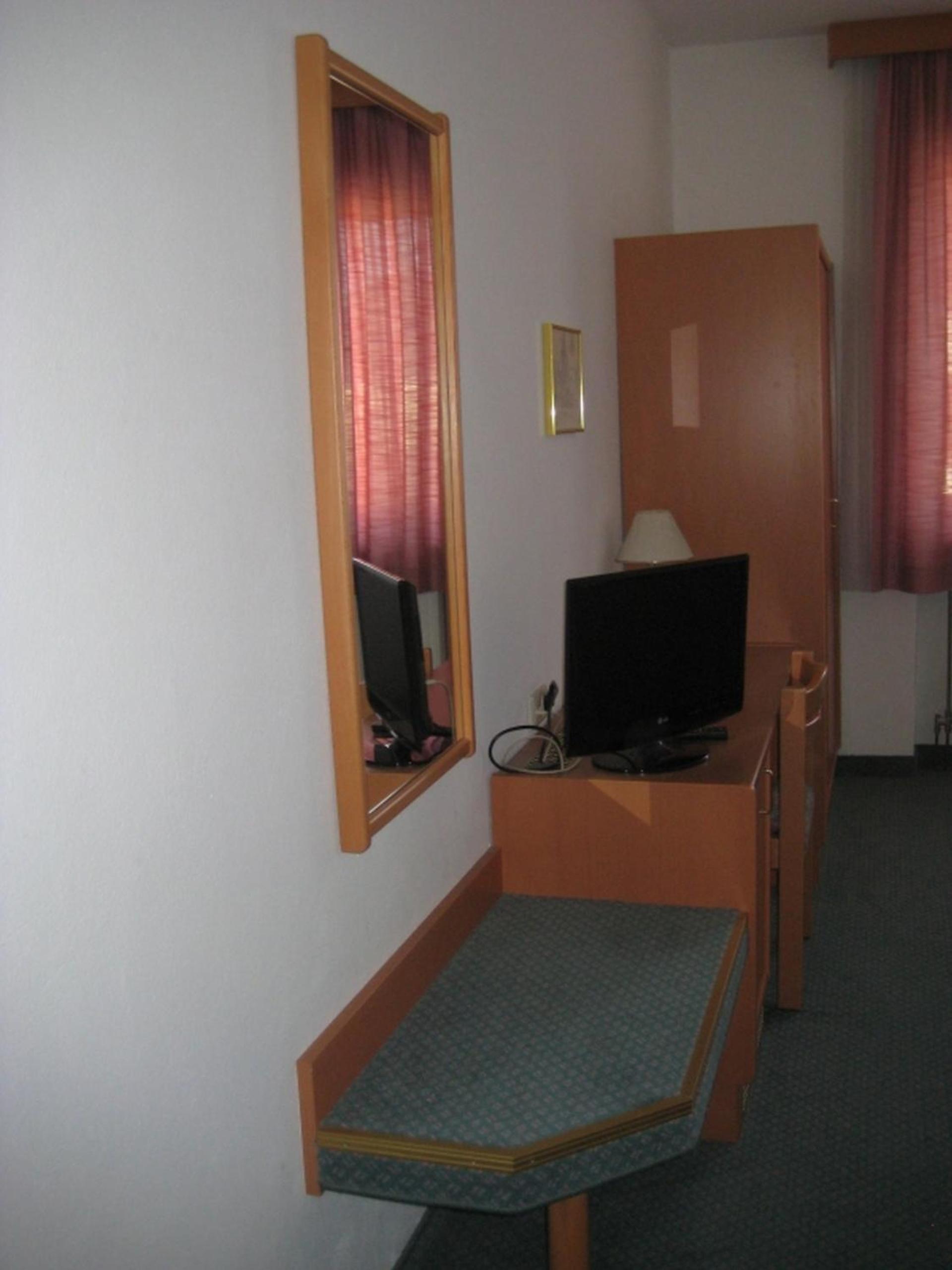 Single Room photo 2