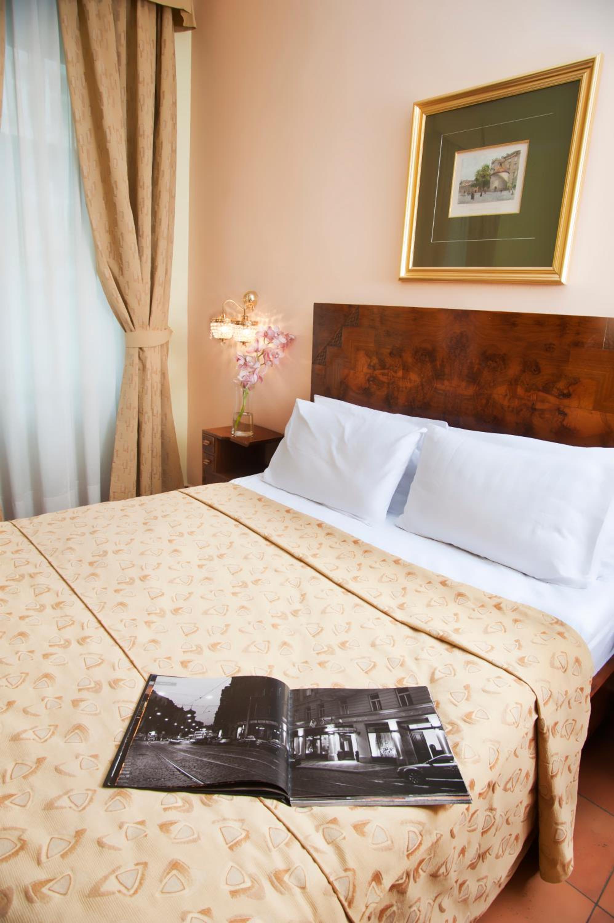 Superior Double Or Twin Room thumbnail 6