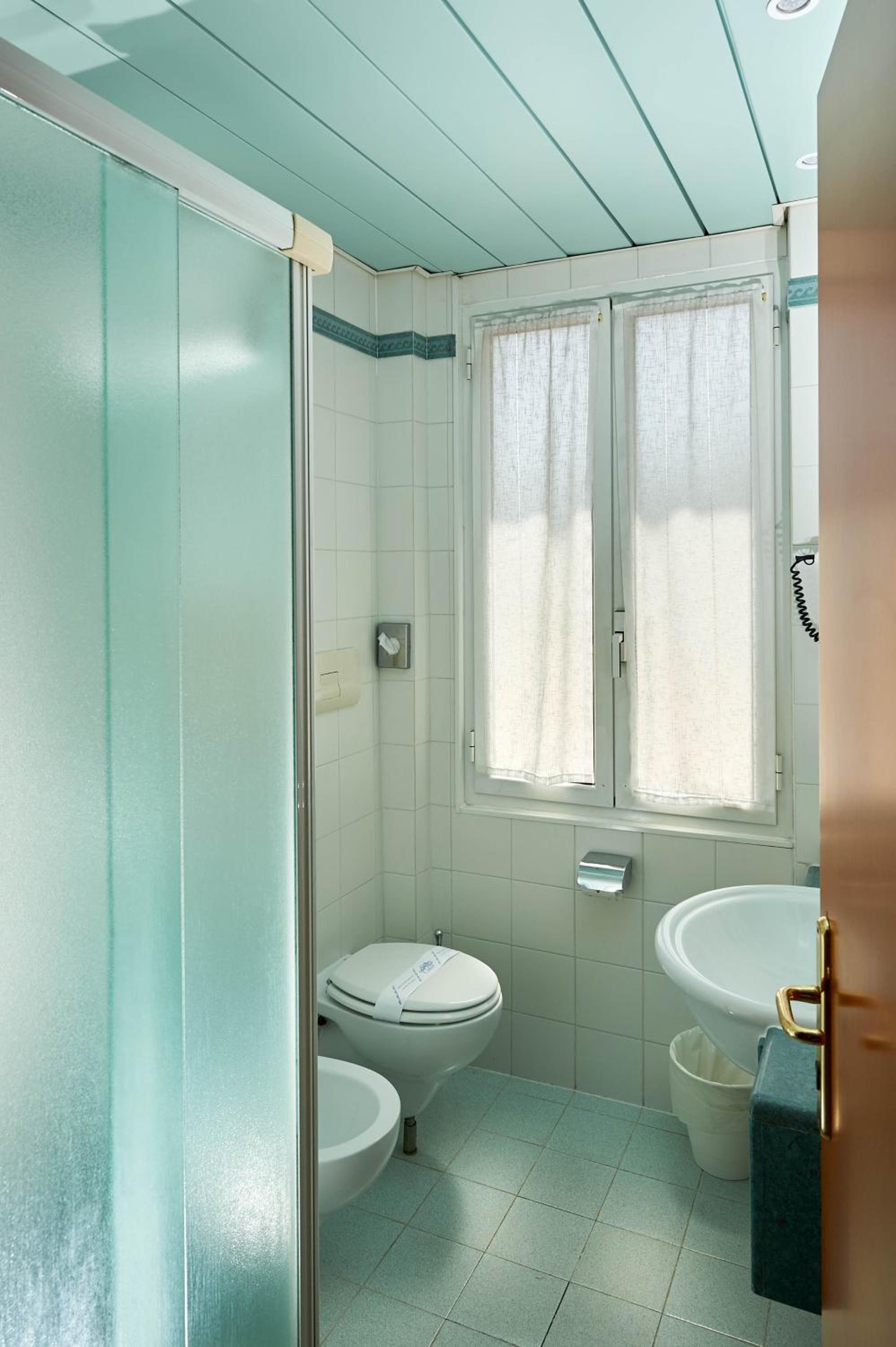 Double Room with Sea View - Photo 7